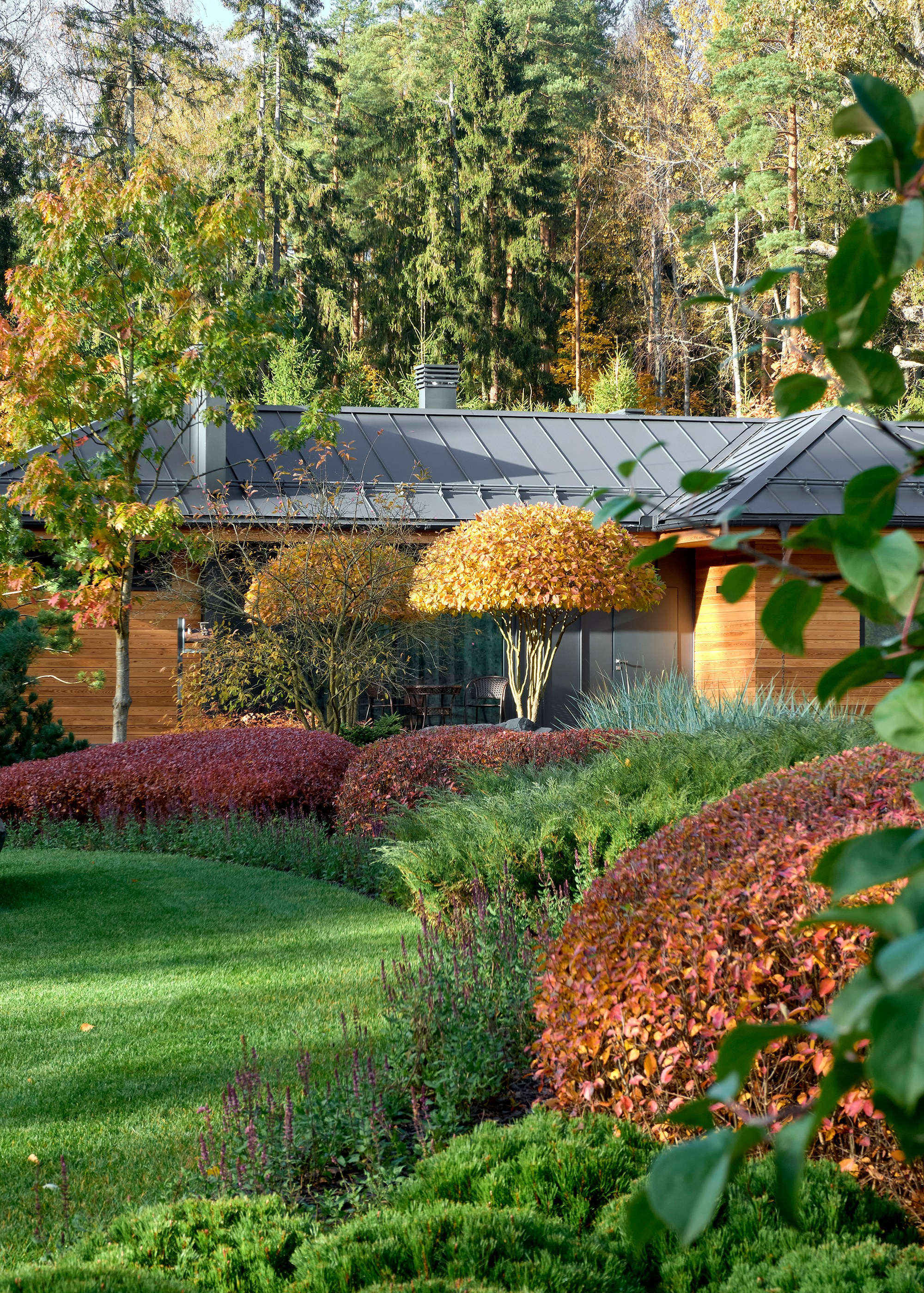 Усадьба Хрустальное: фотосъемка частного сада Валерия Федотова в Репино для L.BURO. Фотограф Наталья Соловьева | interioto