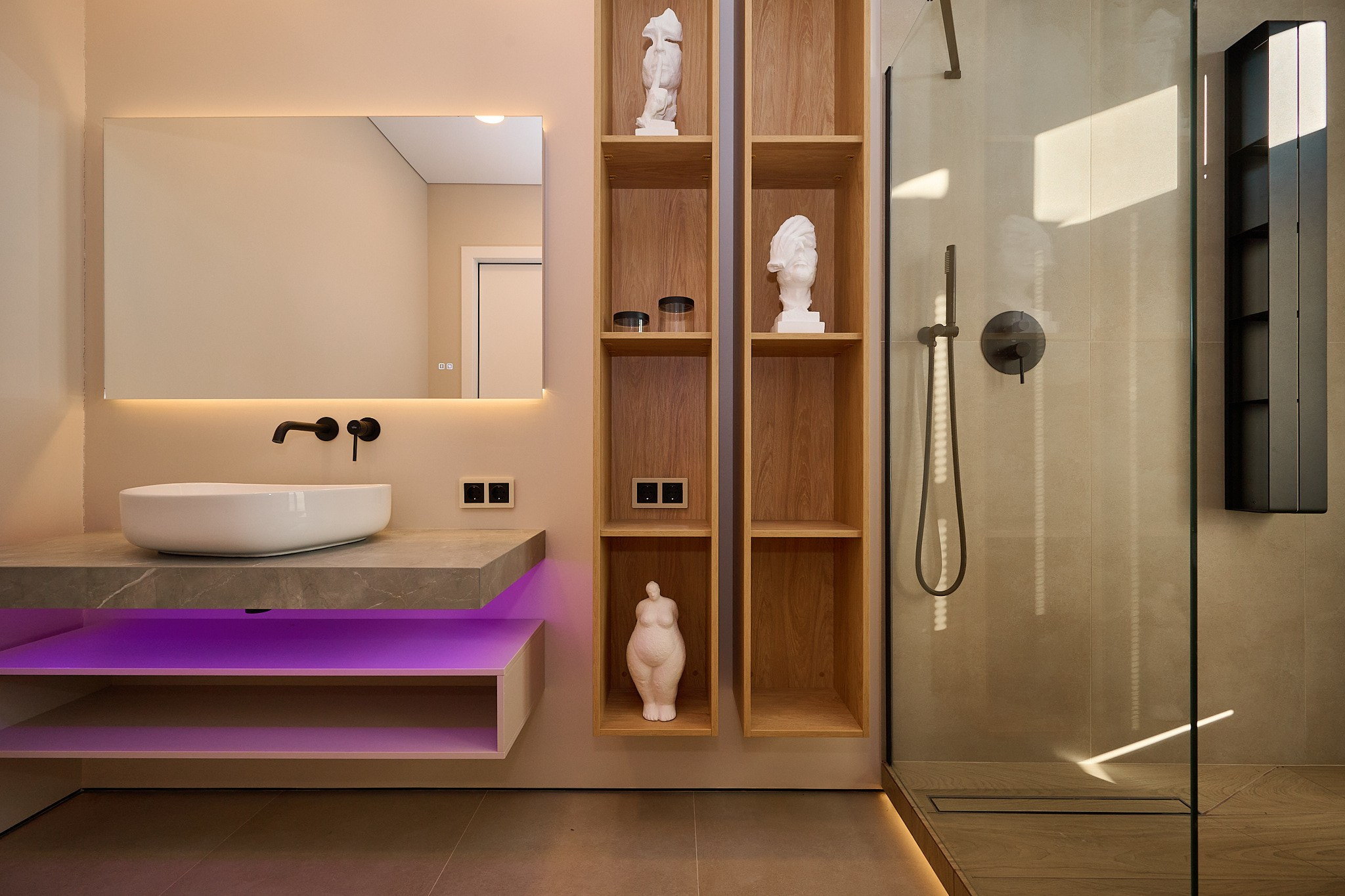 бежевый столик с белой раковиной большое зеркало 