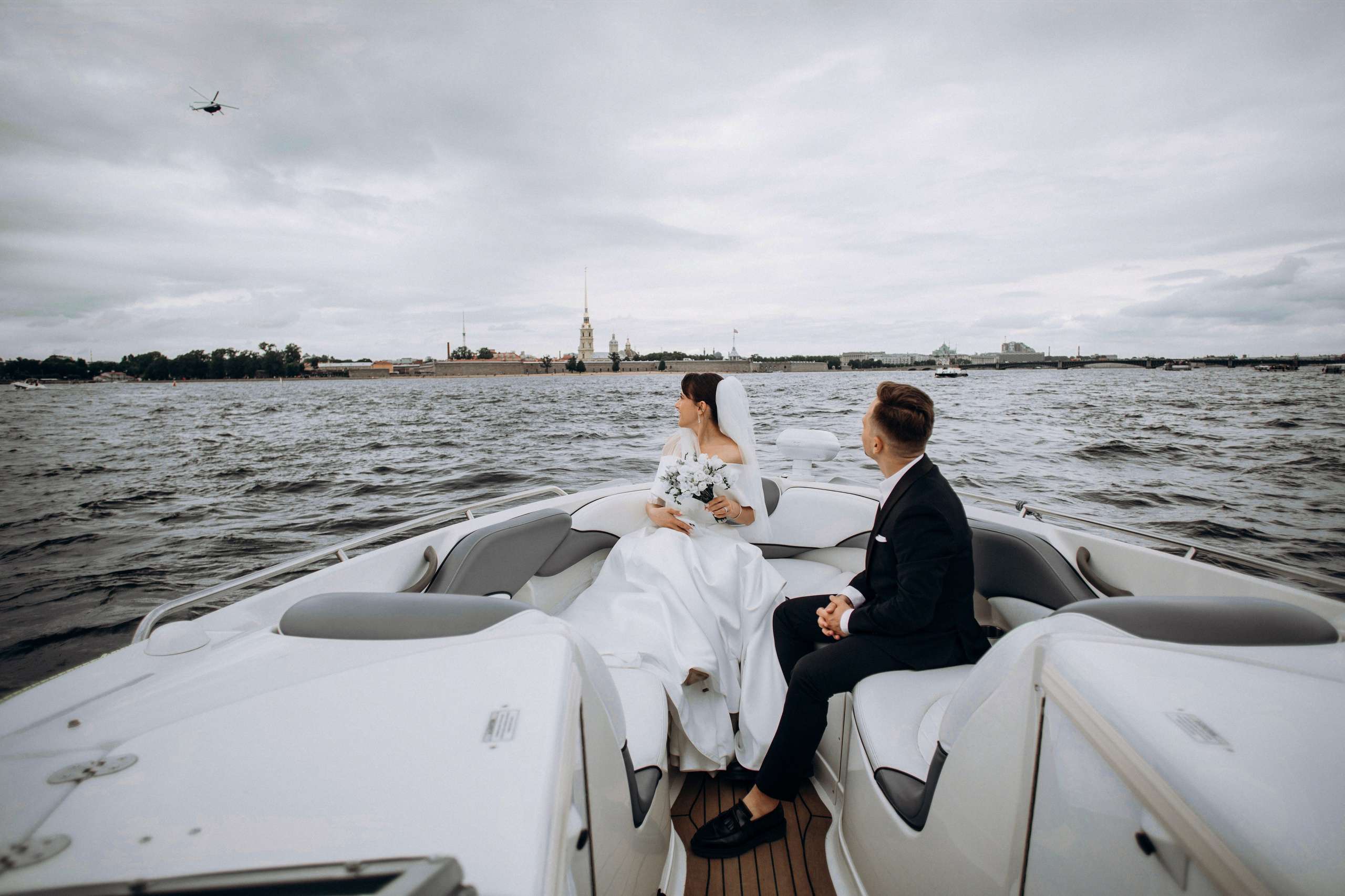 Свадьба на катере. Свадебный фотограф в Санкт-Петербурге Вика Стукачева