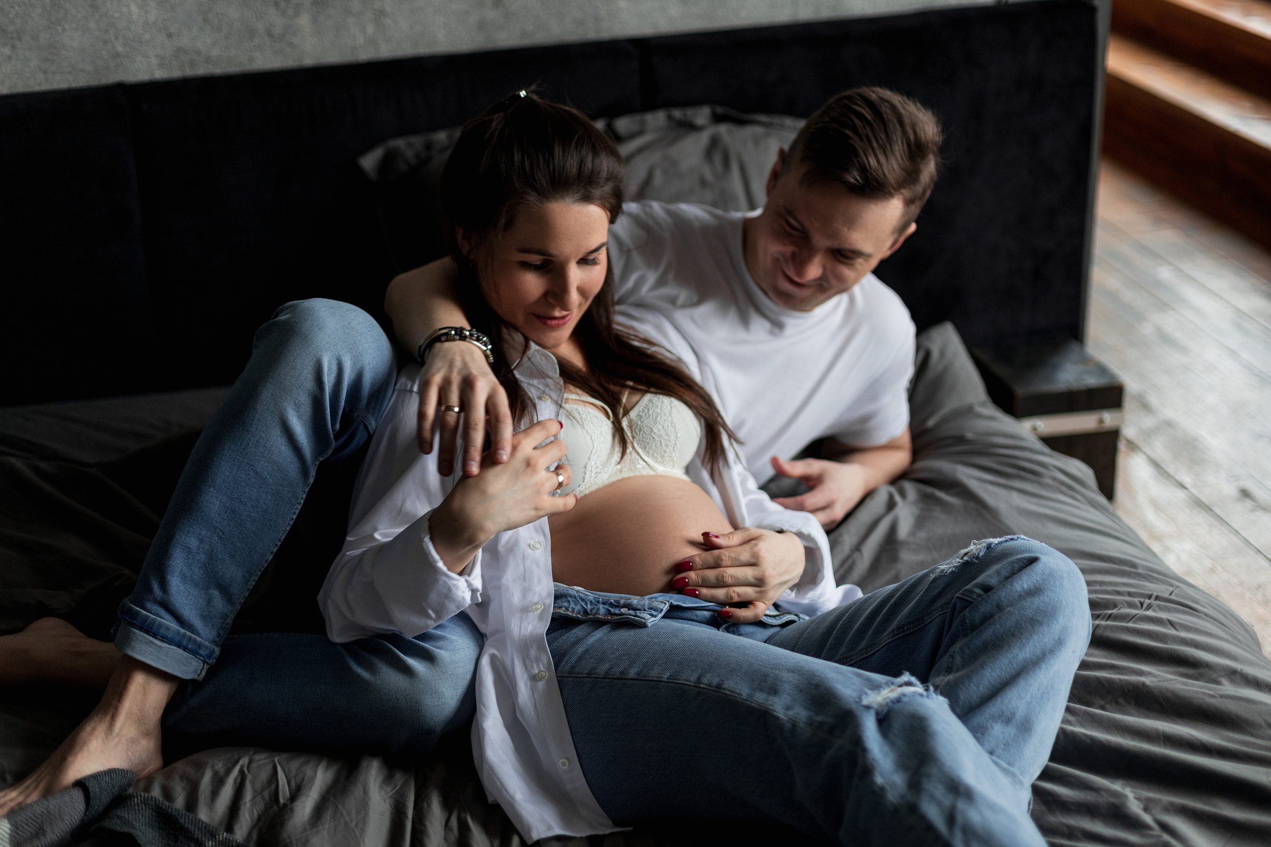 Фотосессия беременности в интерьерной студии