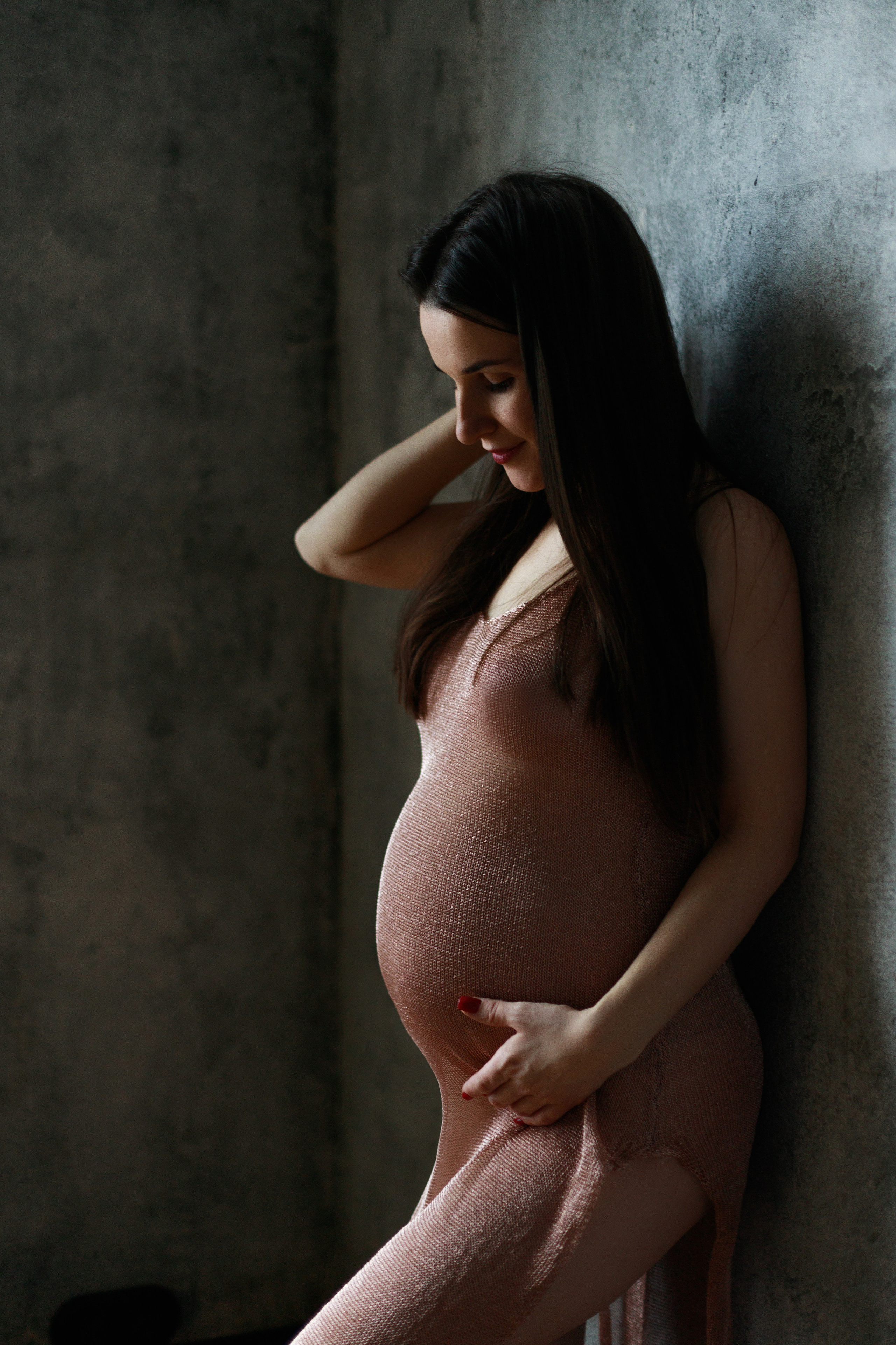 Фотосессия беременности в интерьерной студии