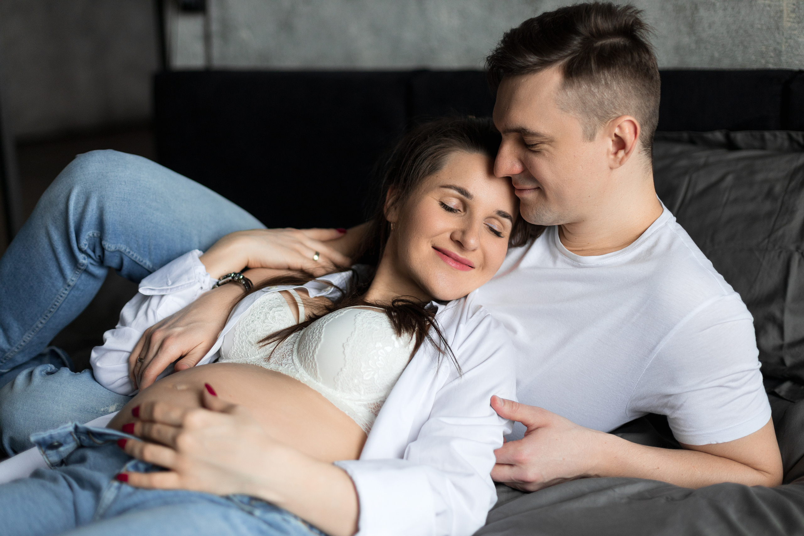 Фотосессия беременности в интерьерной студии