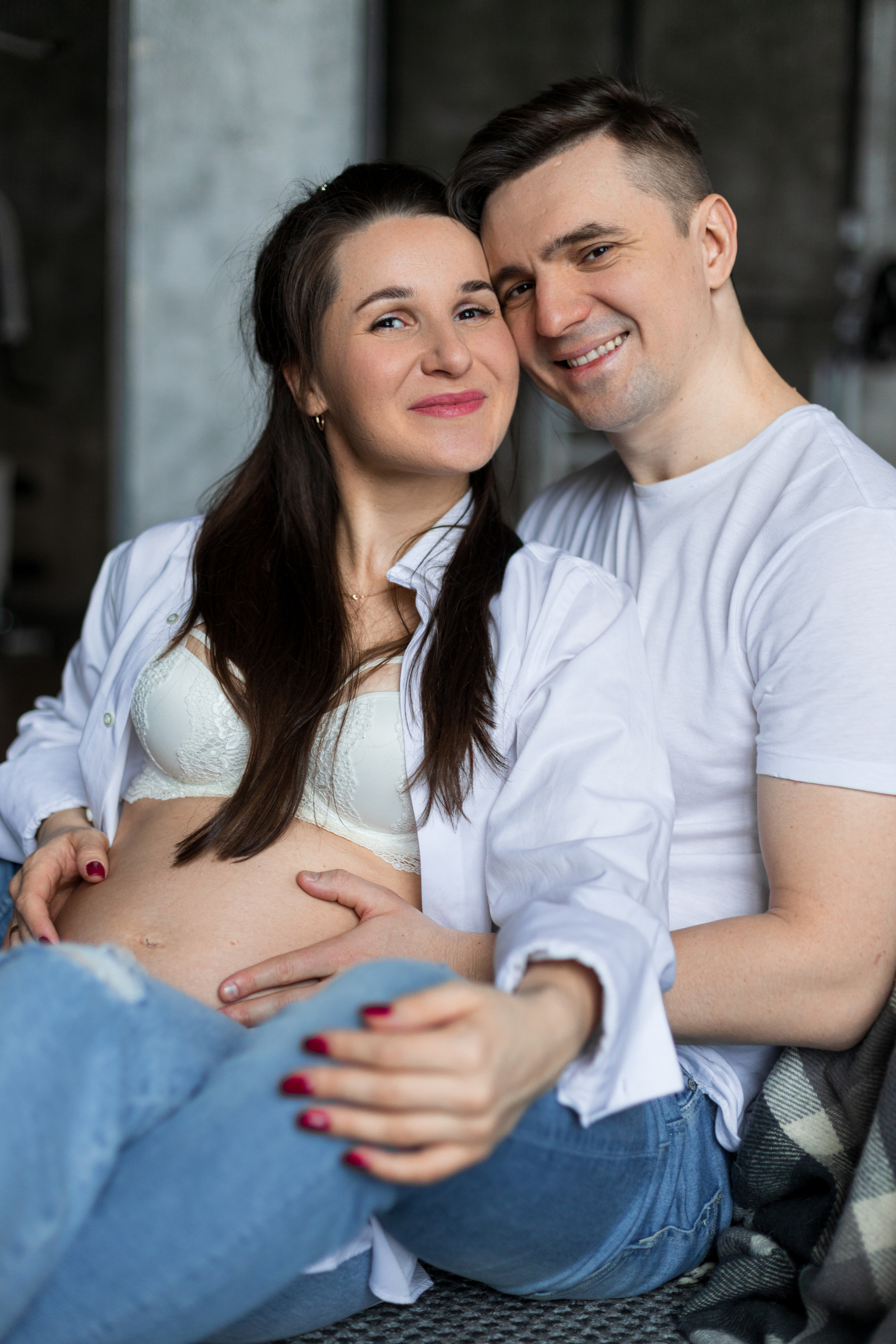 Фотосессия беременности в интерьерной студии