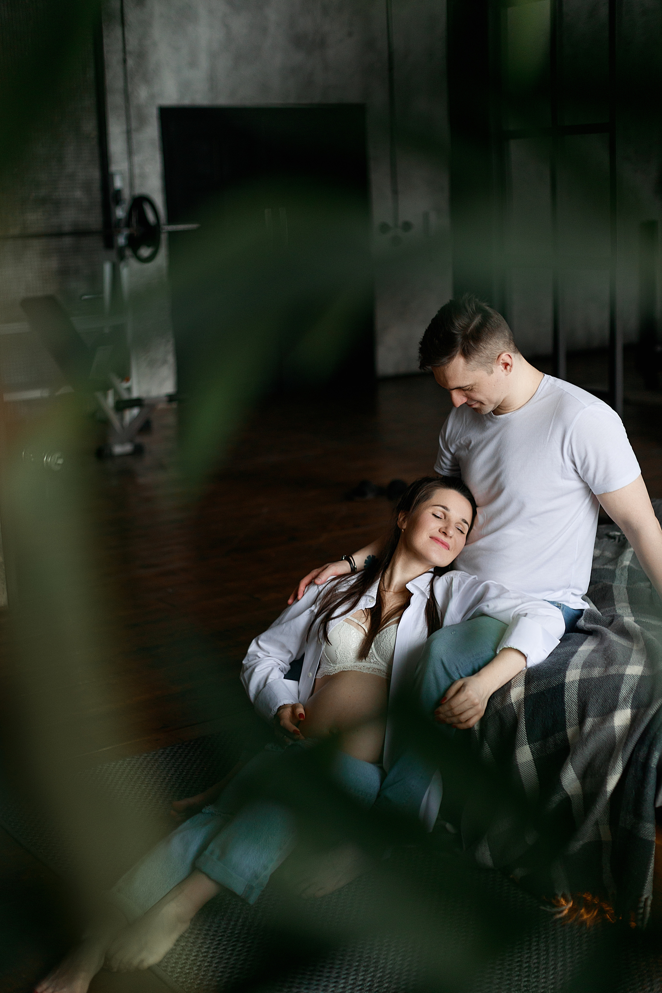 Фотосессия беременности в интерьерной студии