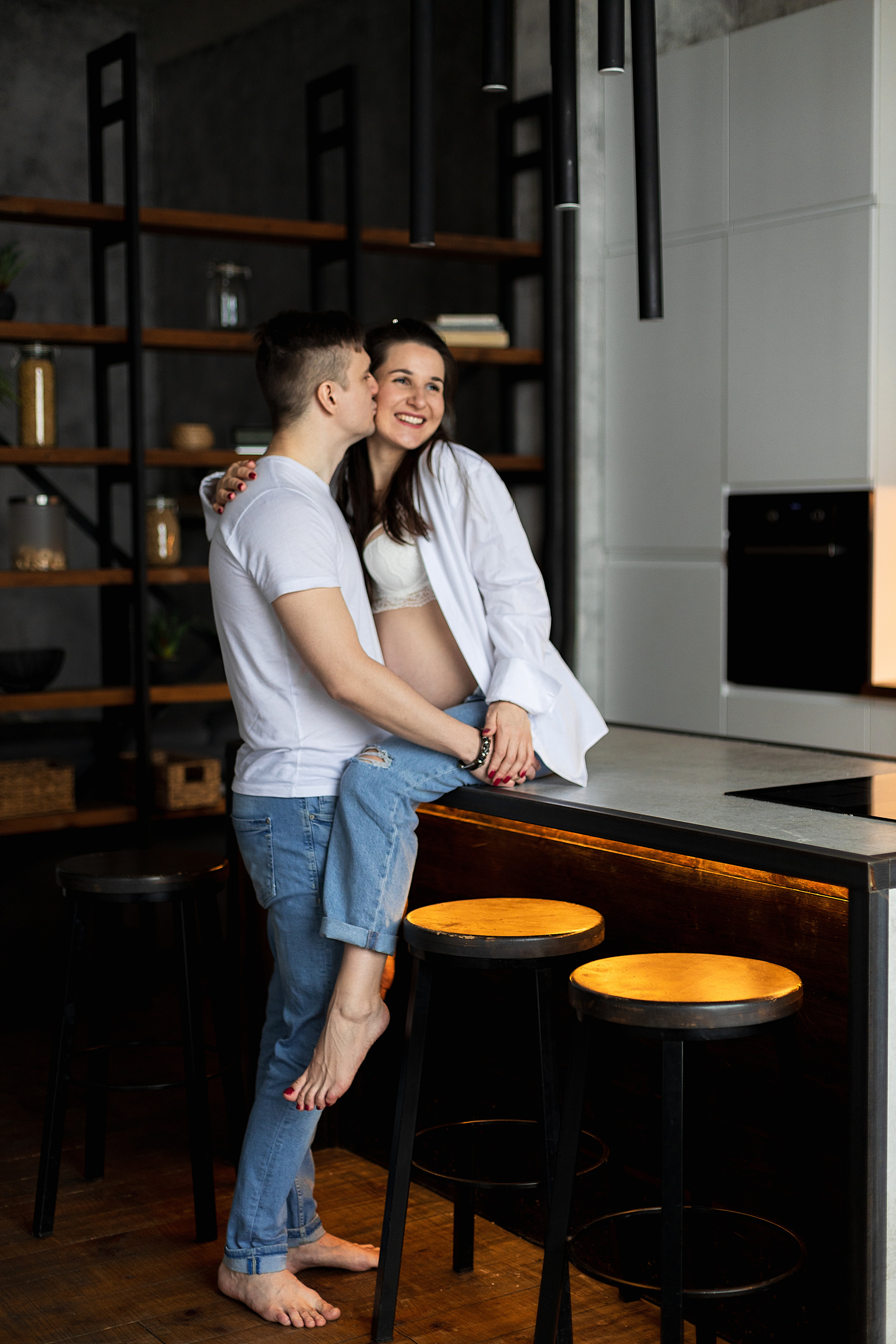 Фотосессия беременности в интерьерной студии