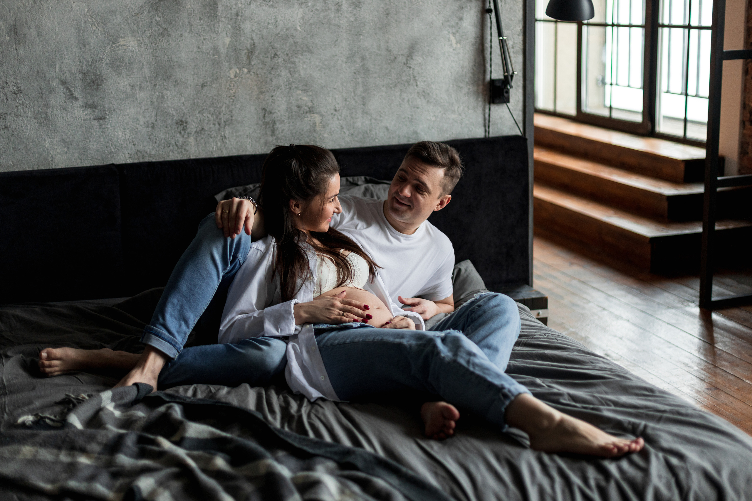 Фотосессия беременности в интерьерной студии