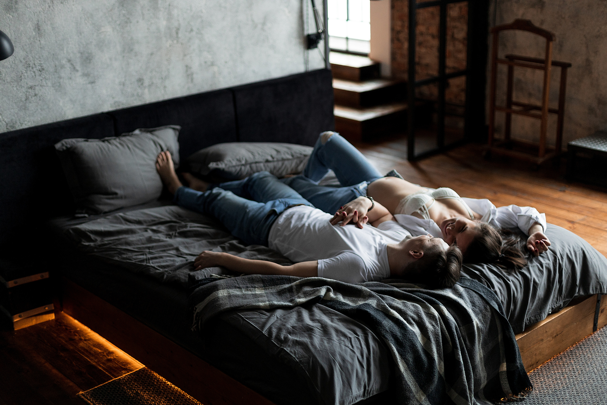 Фотосессия беременности в интерьерной студии