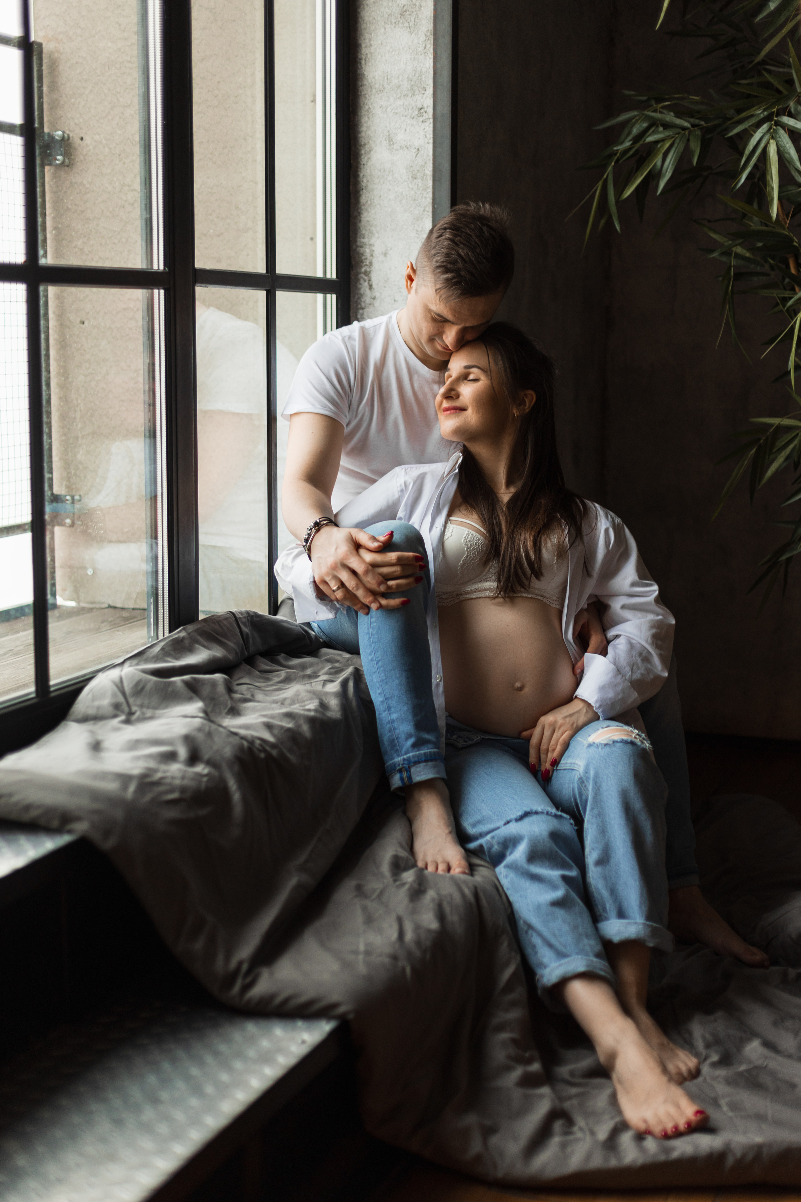 Фотосессия беременности в интерьерной студии