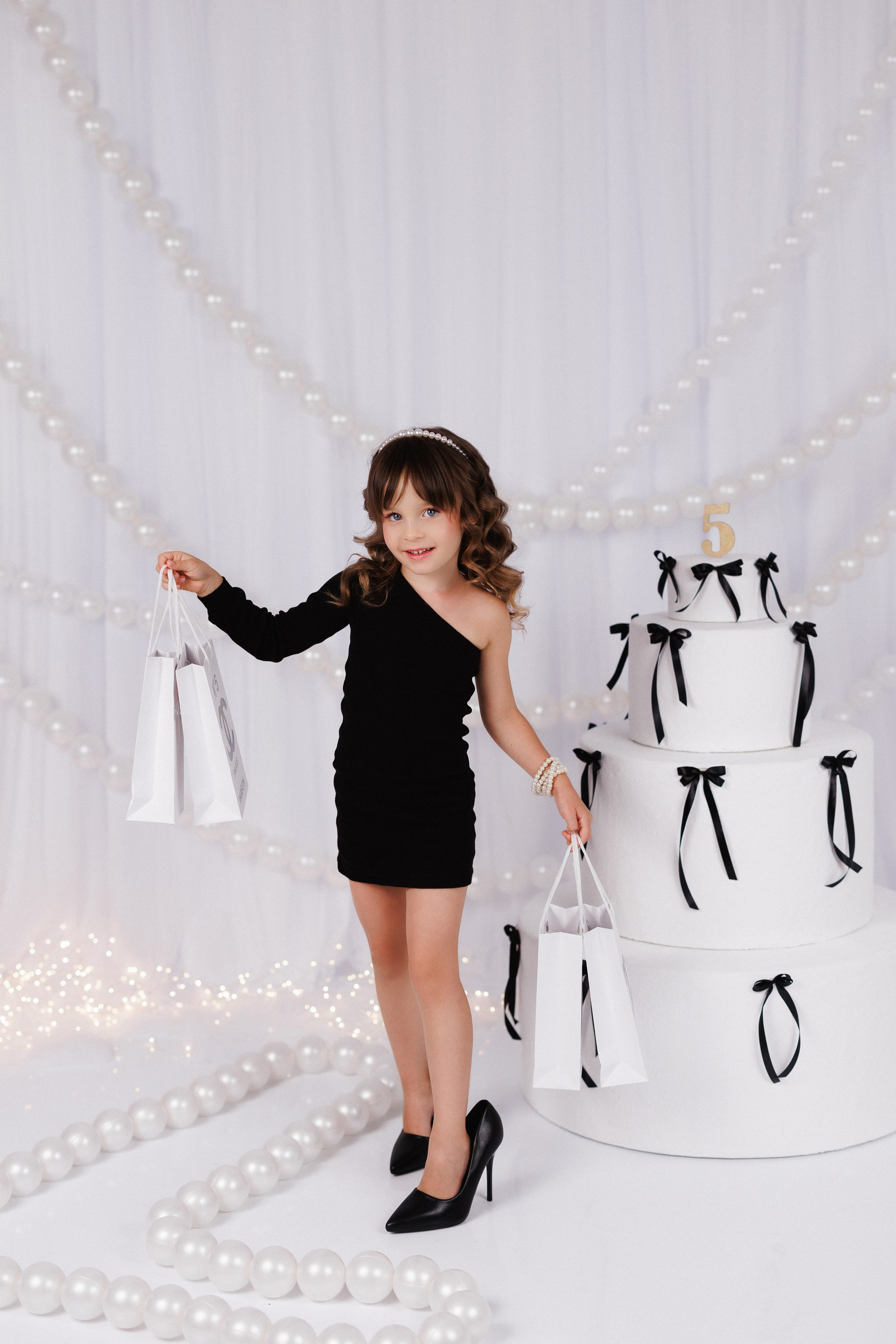 Фотосессия к дню рождения с большим тортом, в детской фотостудии «Антураж», город Краснодар. Семейный и детский фотограф в Краснодаре Анна Трашкова