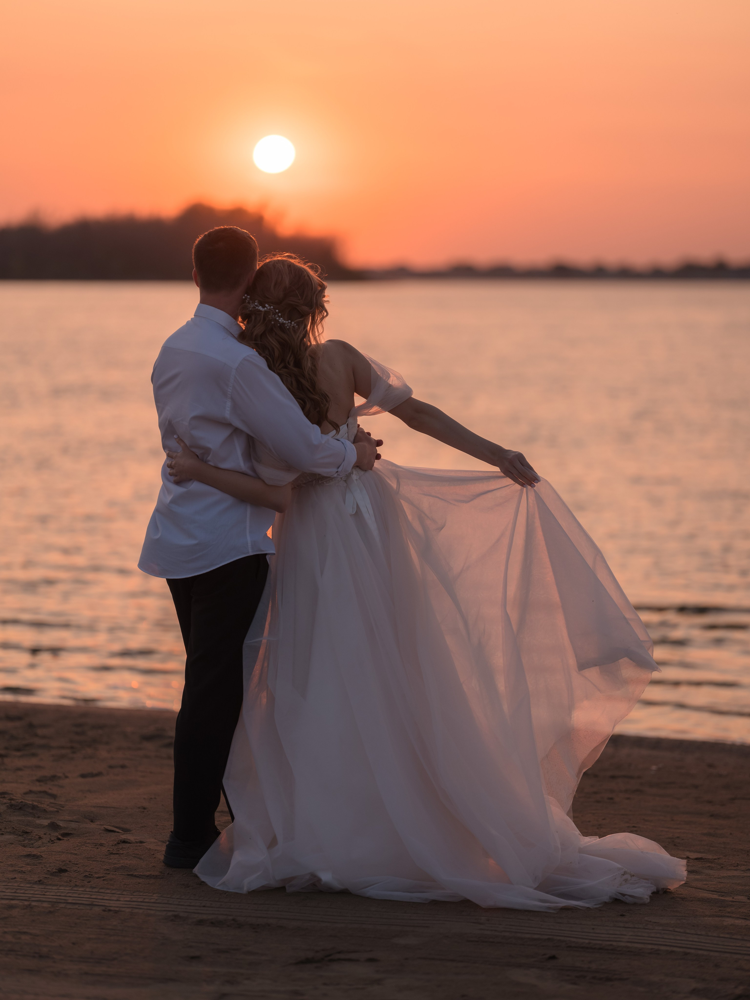 Свадебная фотосессия на берегу. Свадебный фотограф Астрахань