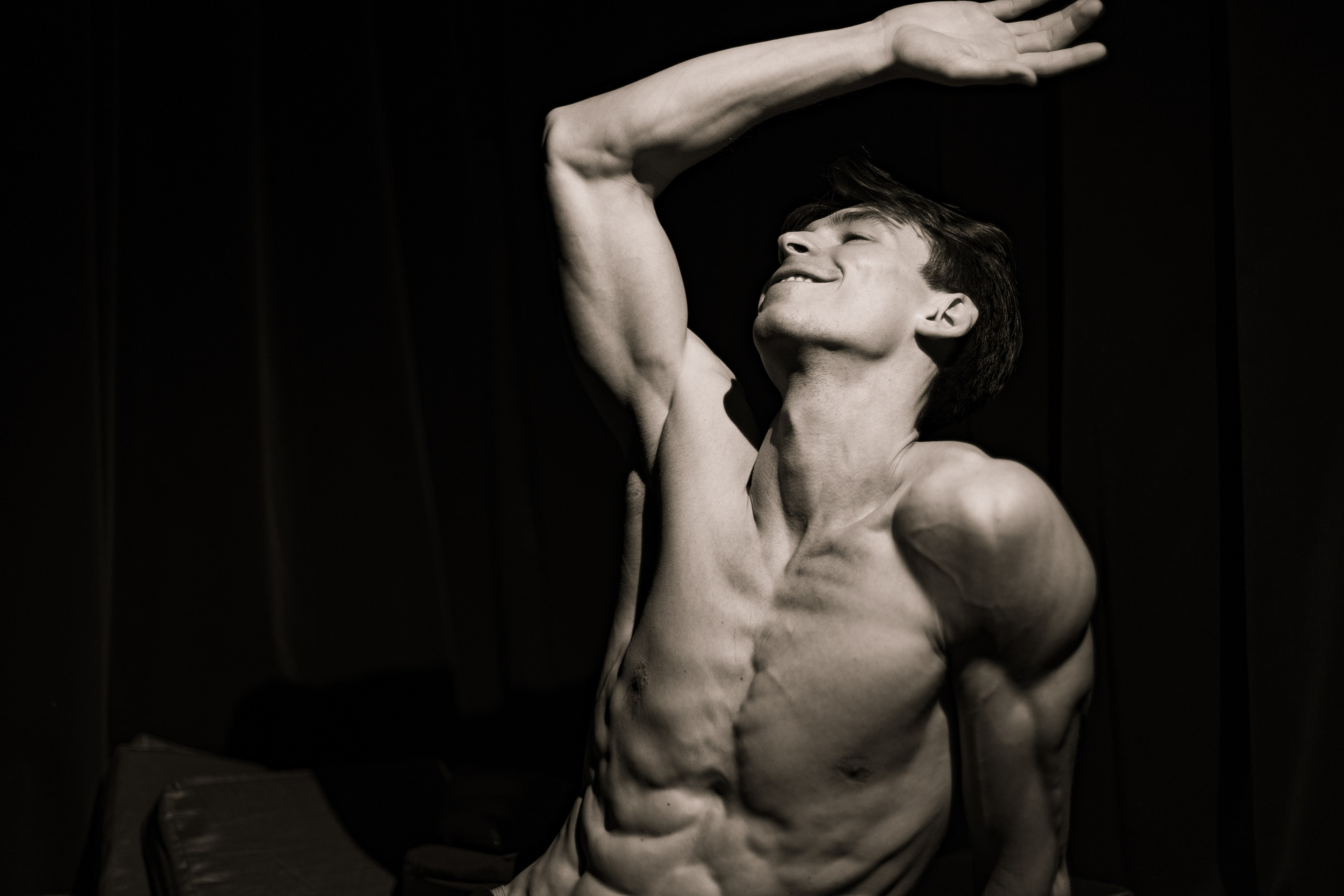 черно-белое фото мужчины с рельефным телом в низком ключе
