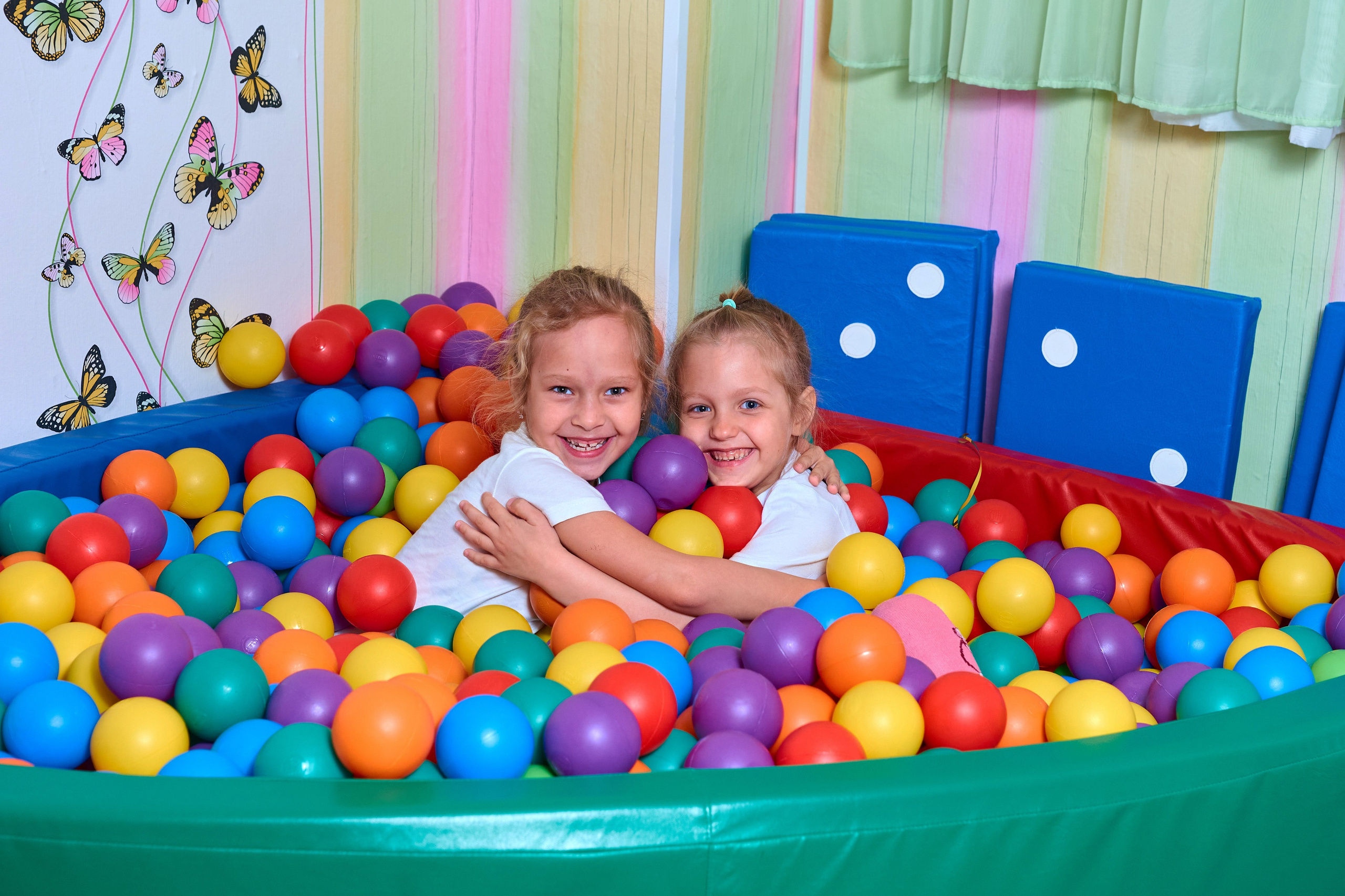 Занятие в спортзале. Childrenfoto.ru