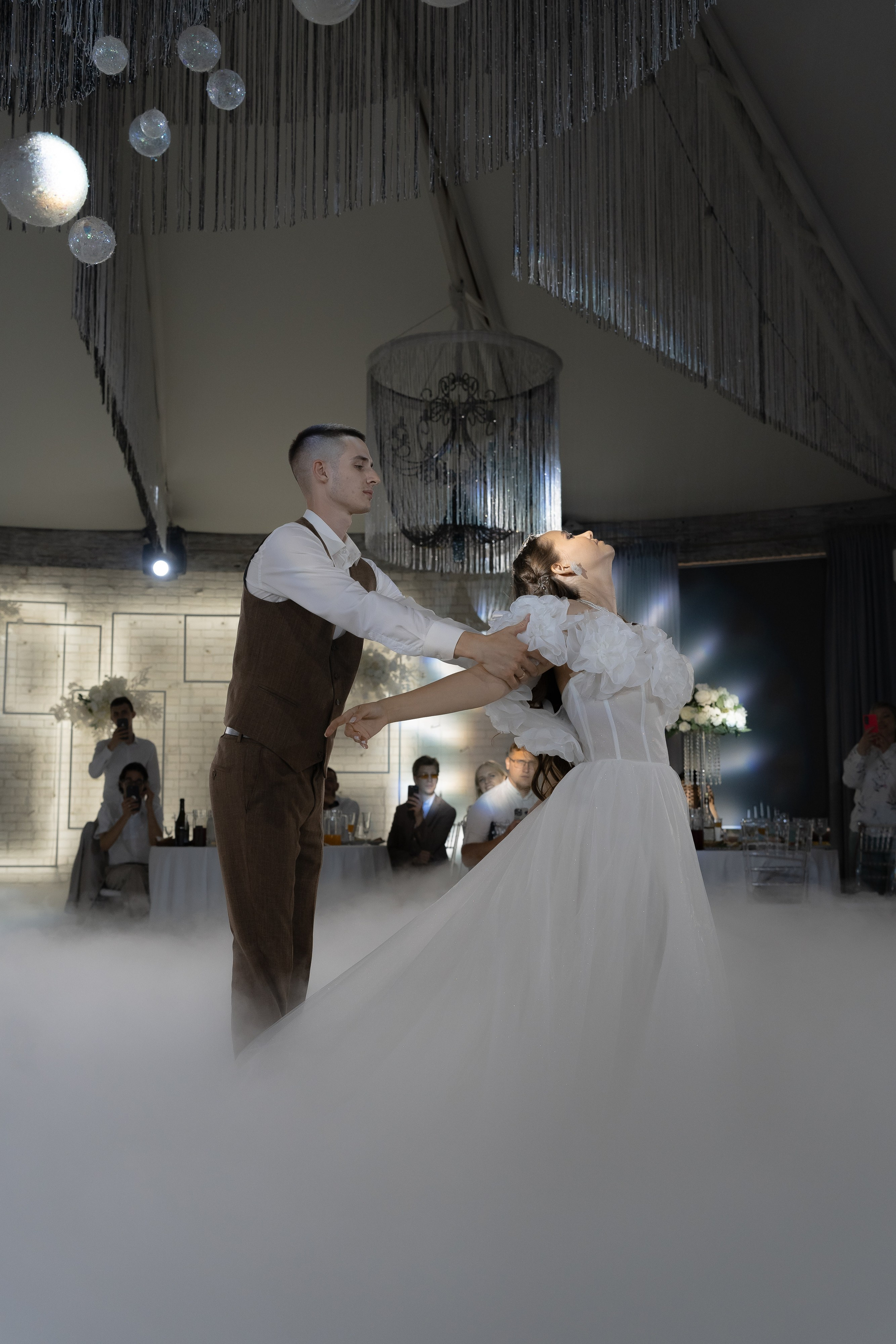 Движение и магия — жених закружил невесту в свадебном танце под туманом