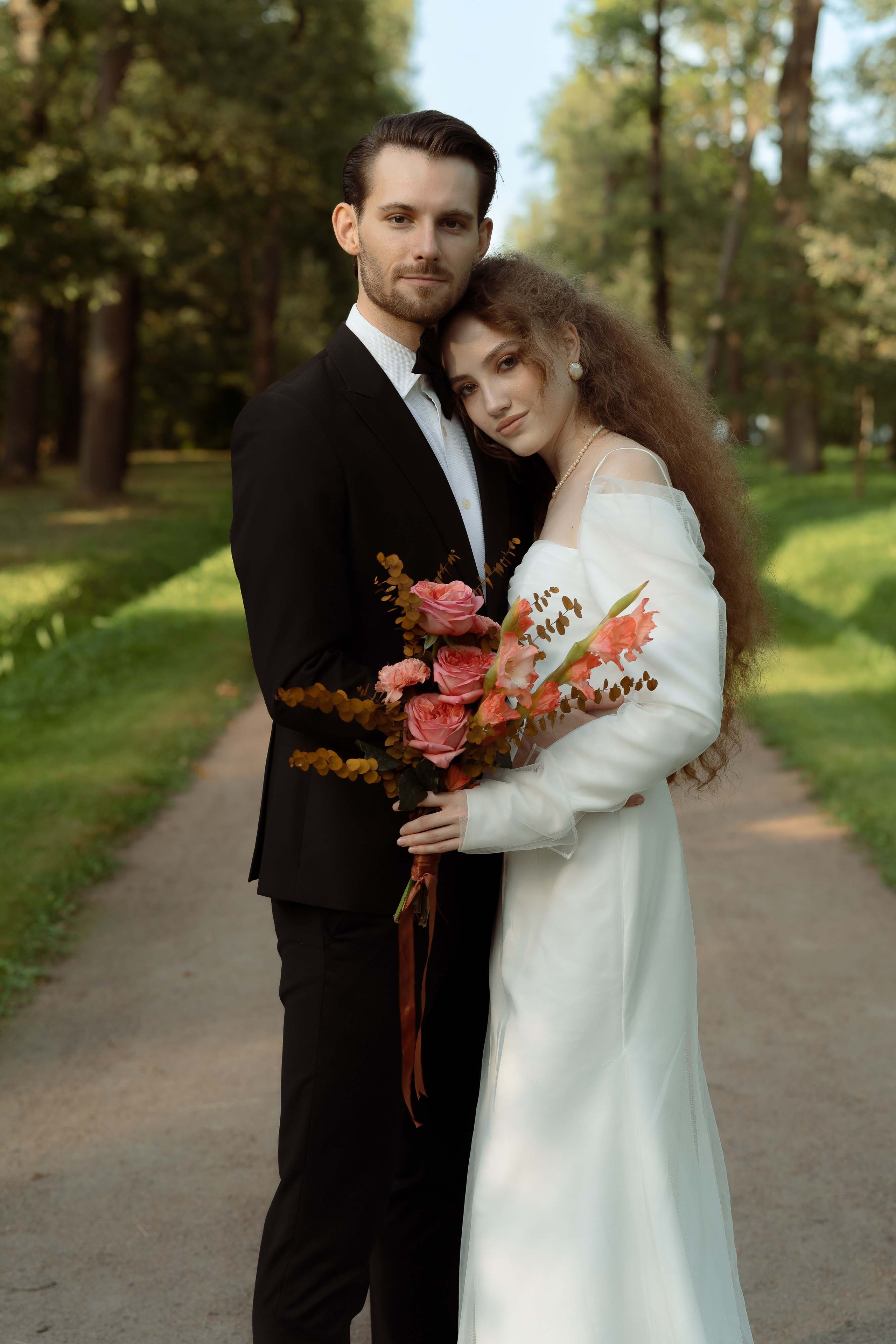 Прогулка жениха и невесты в парке — свадебный день в СПб