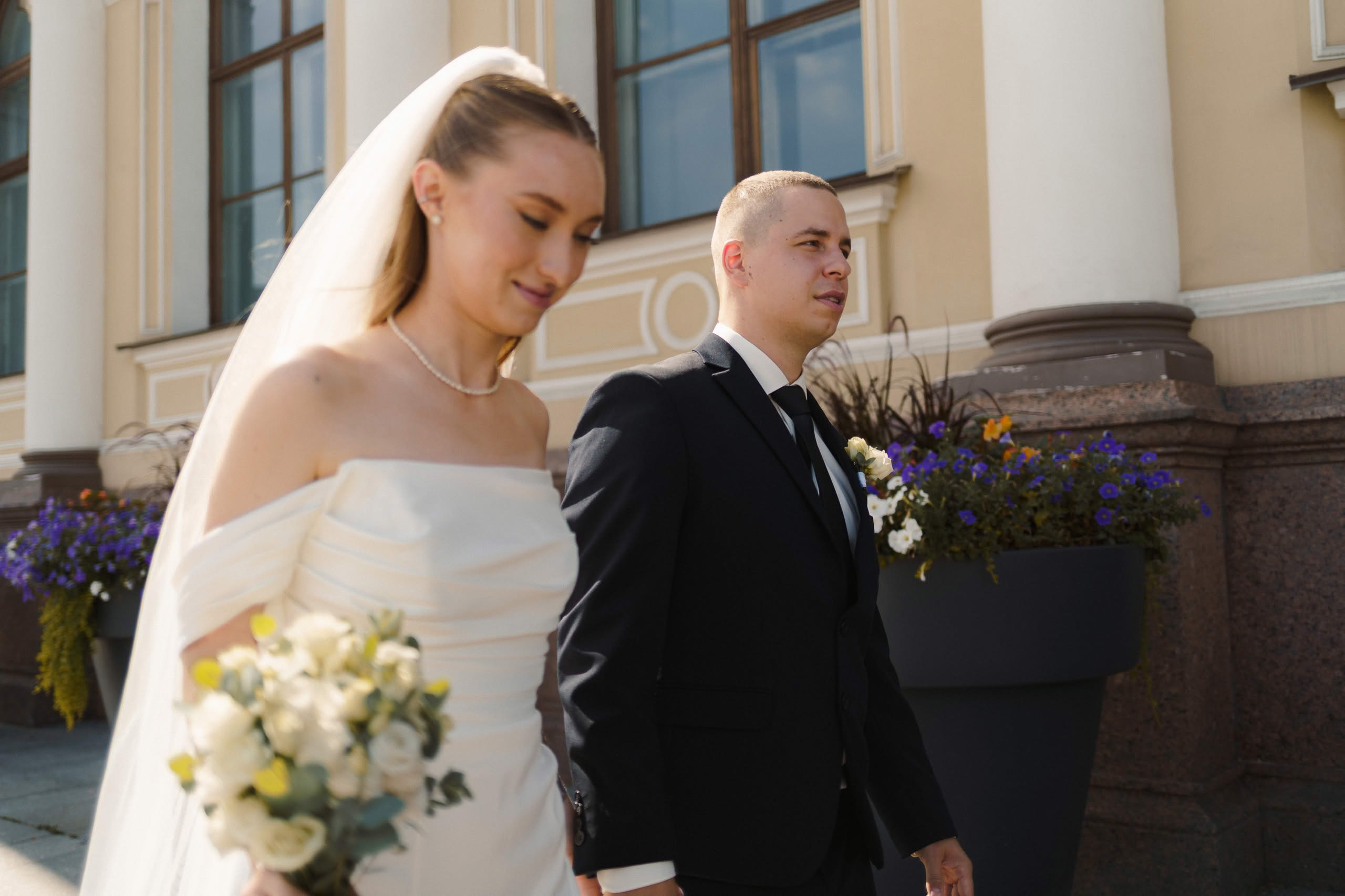 Свадебная пара Анна и Илья на лестнице у Исаакиевского собора — фотосессия в Петербурге