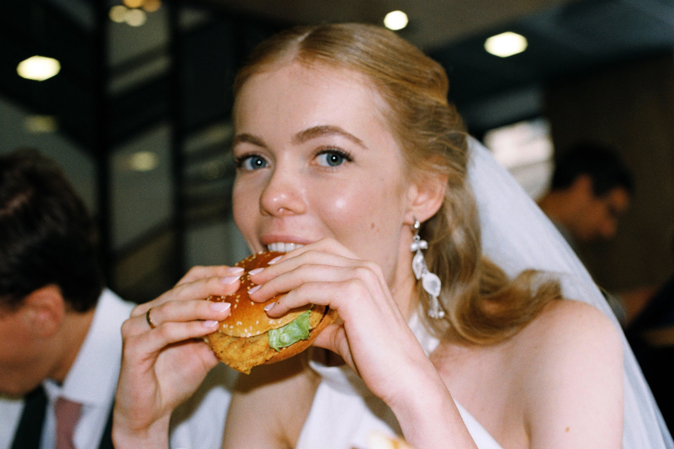 Арина и Илья — свадьба в Петербурге, цифра и плёнка. Свадебный фотограф Дмитрий Родионов — Санкт-Петербург и Ленинградская область