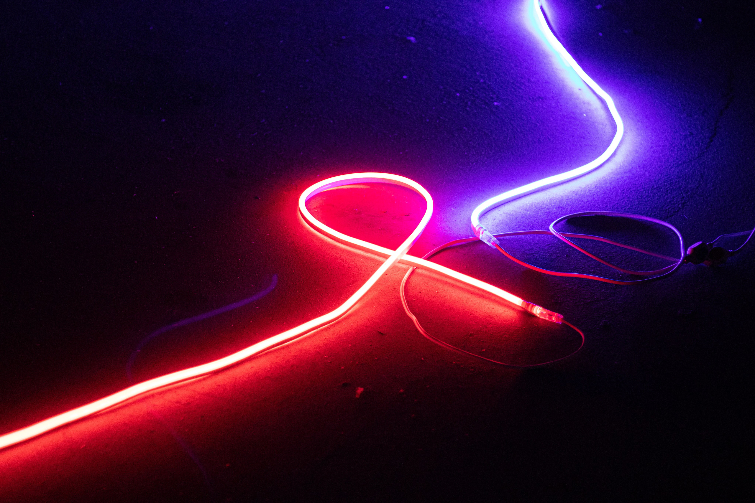 Белые авто в неоне. Ивентный фотограф в Санкт-Петербурге Олег Комков