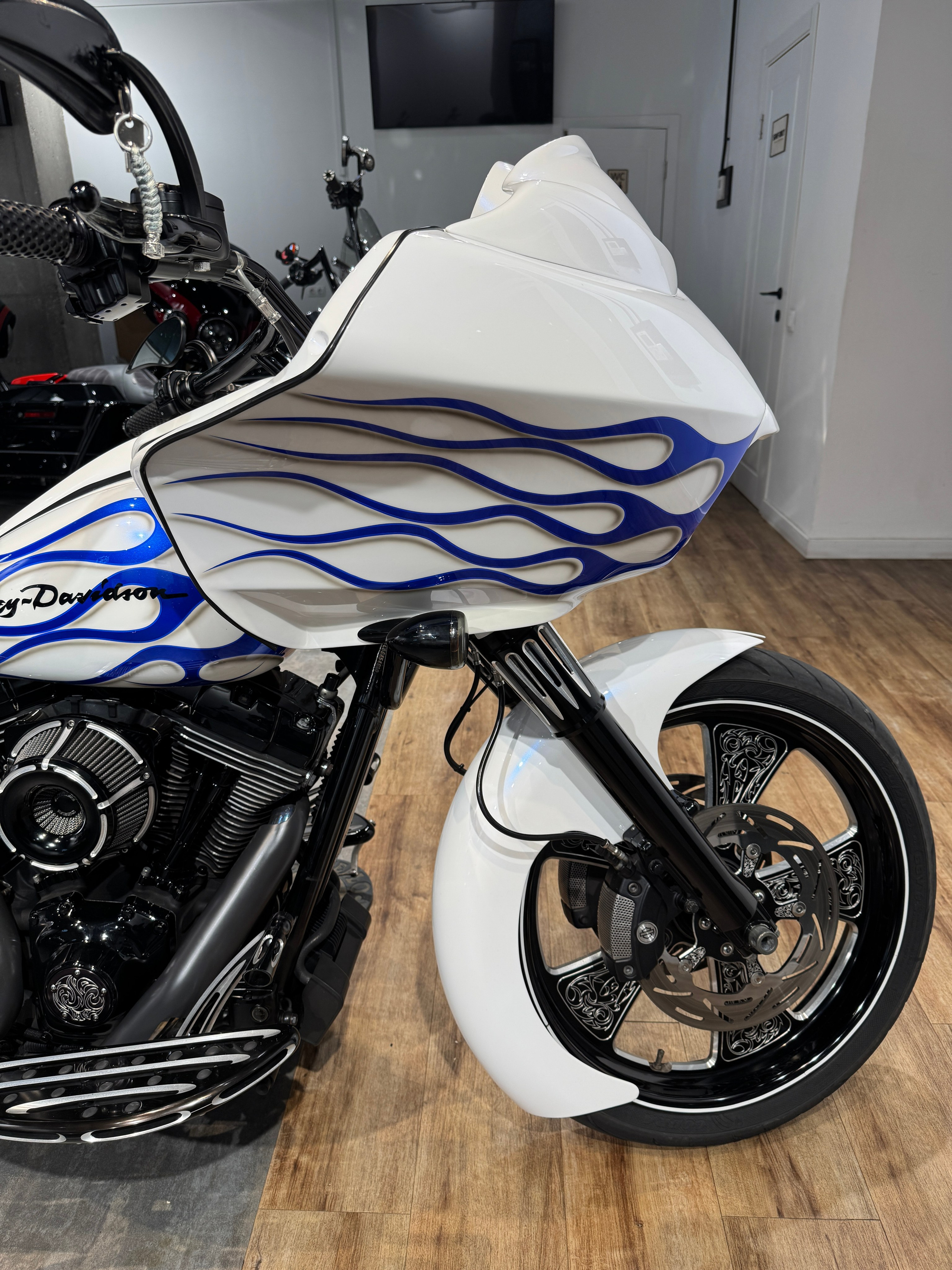 Мотоциклы Harley-Davidson Road Glide 103 White Power (Touring)  — купить мотоцикл. Hello Davidson, Москва. Только хорошие мотоциклы…