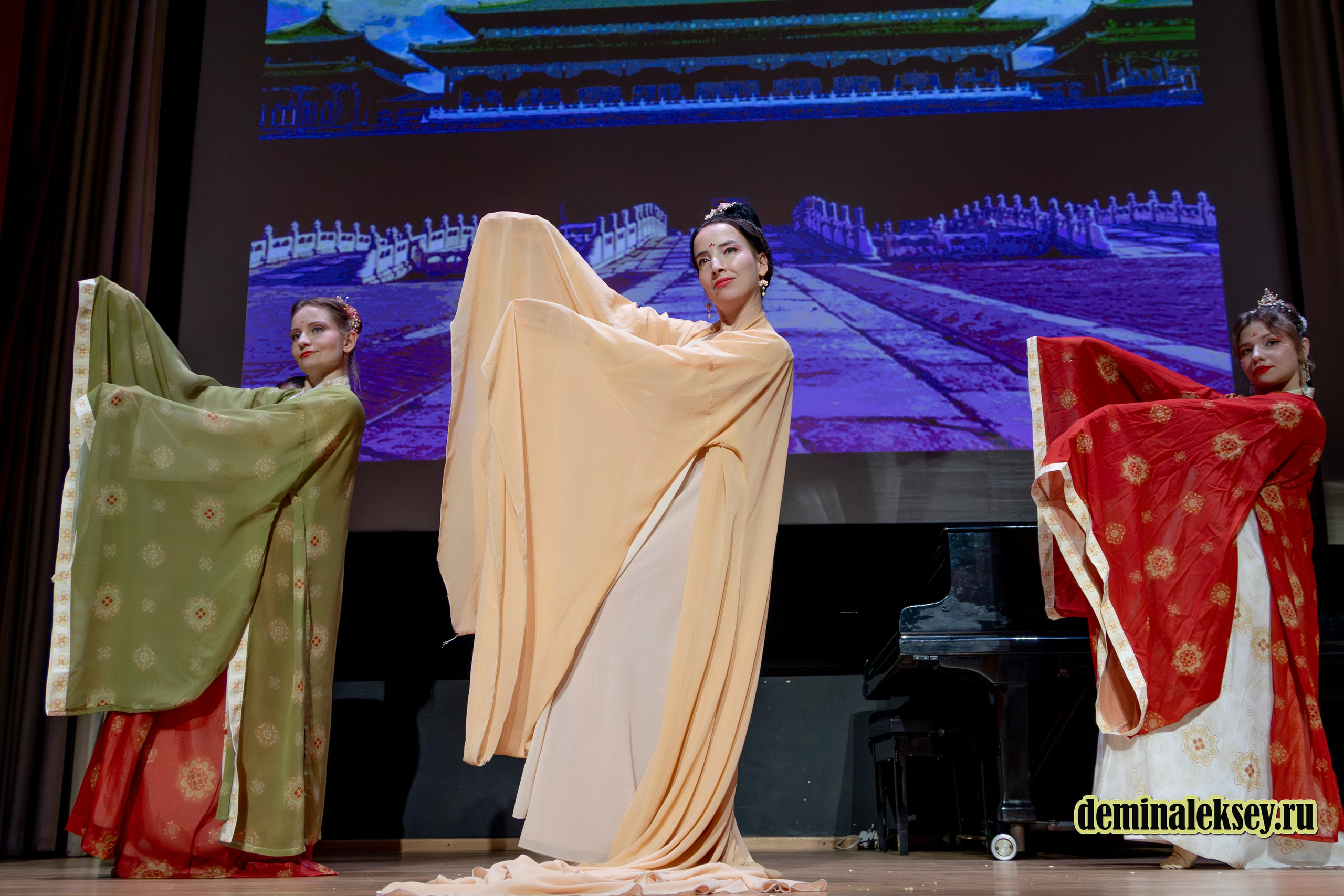 Экспертный круглый стол «День БРИКС» в «Иностранке». Репортажный, семейный и студийный фотограф в Москве Демин Алексей