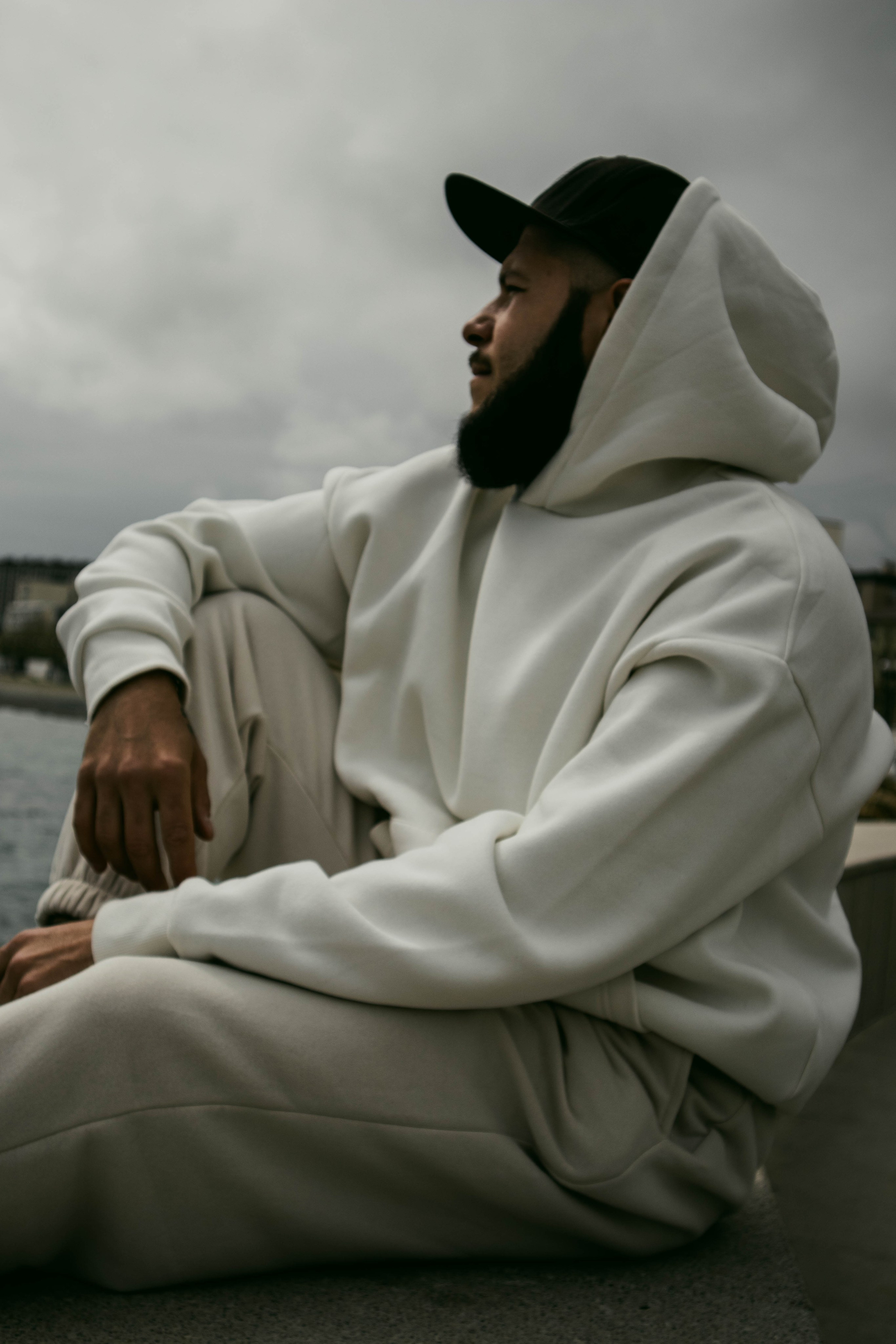 О. Уличный фотограф Города N