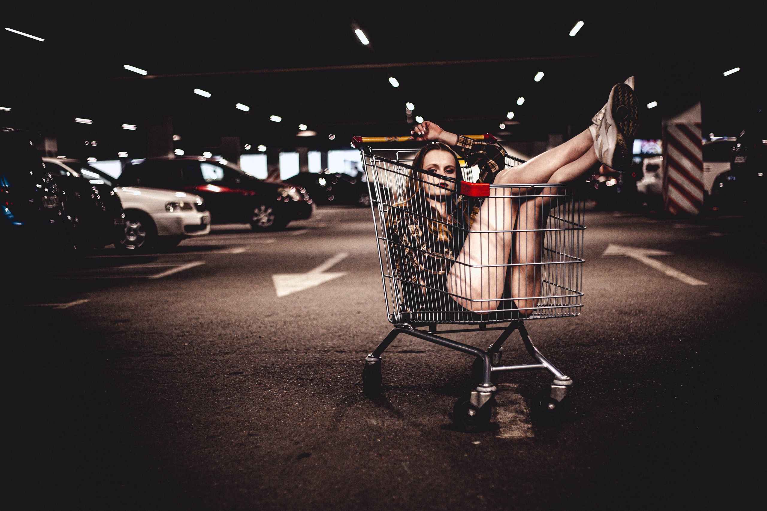 «Тайны парковки глазами тележки». Уличный фотограф Города N