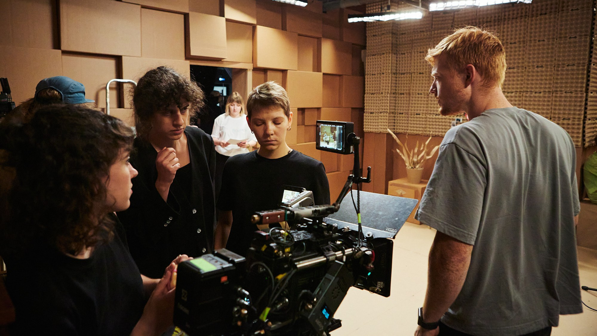 Бэкстейдж сериала «Школота» — репортажная фотосъёмка съёмочного процесса. Репортажный фотограф в Москве — Дмитрий Тарасов | Съёмка мероприятий, концертов, корпоративов