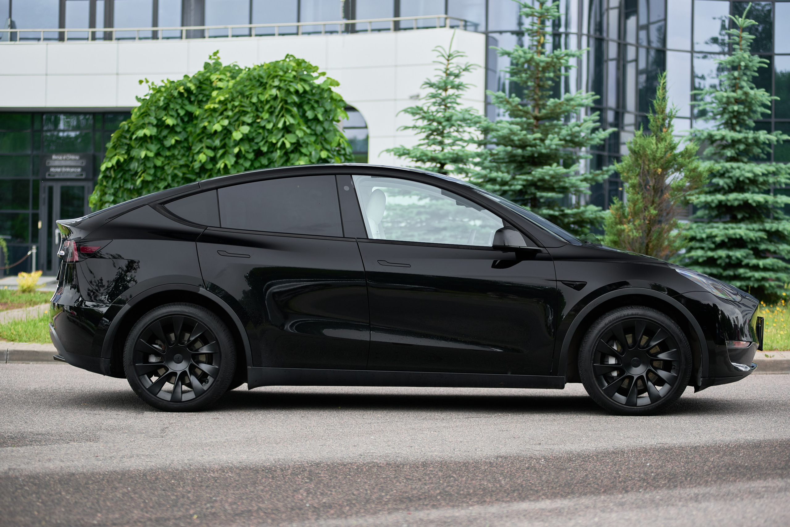 Tesla Y. Автомобильный и интерьерный фотограф в Минске Александр Тагаев