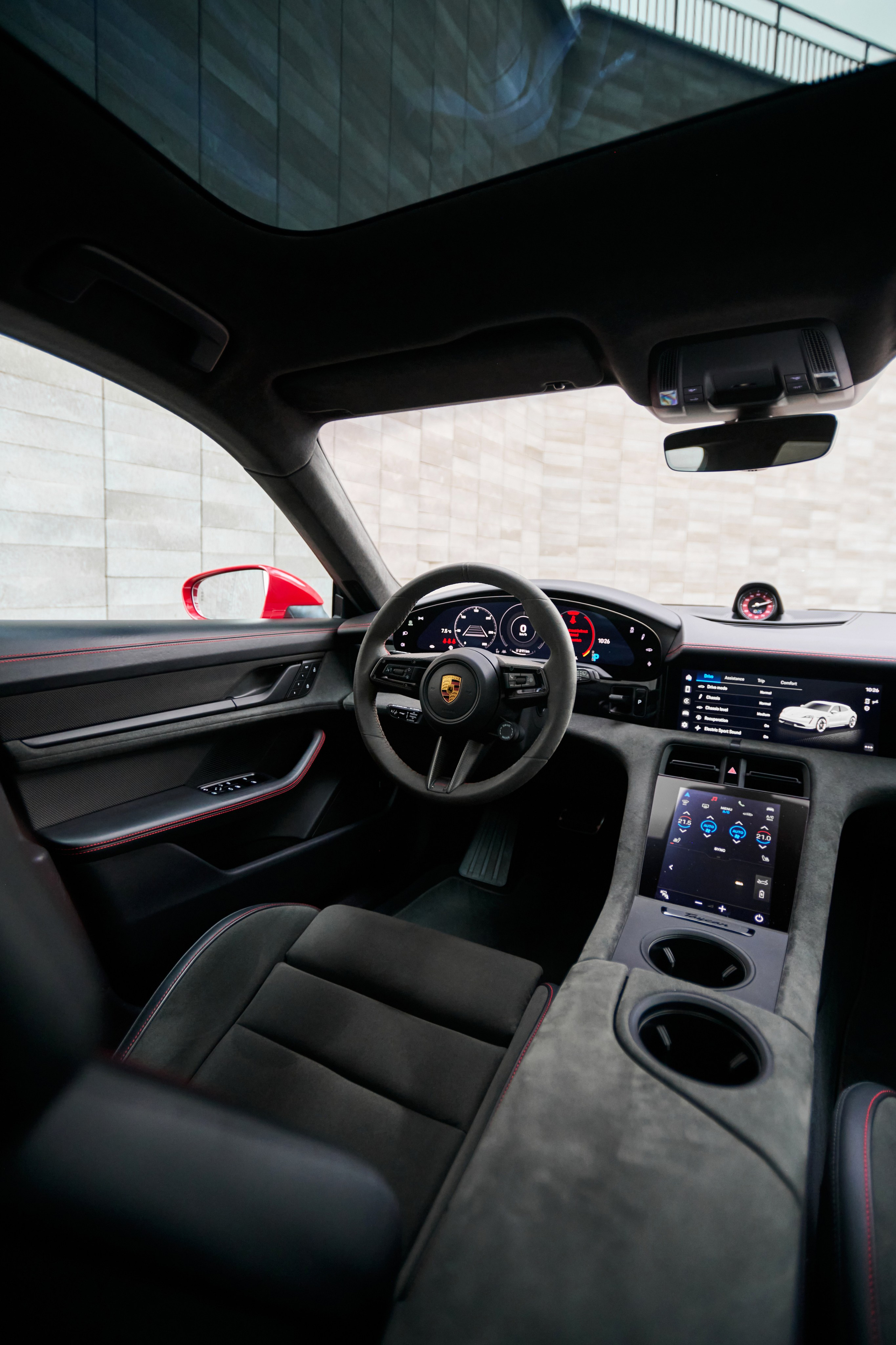 Салон Porsche Taycan GTS с панорамной крышей и центральной консолью