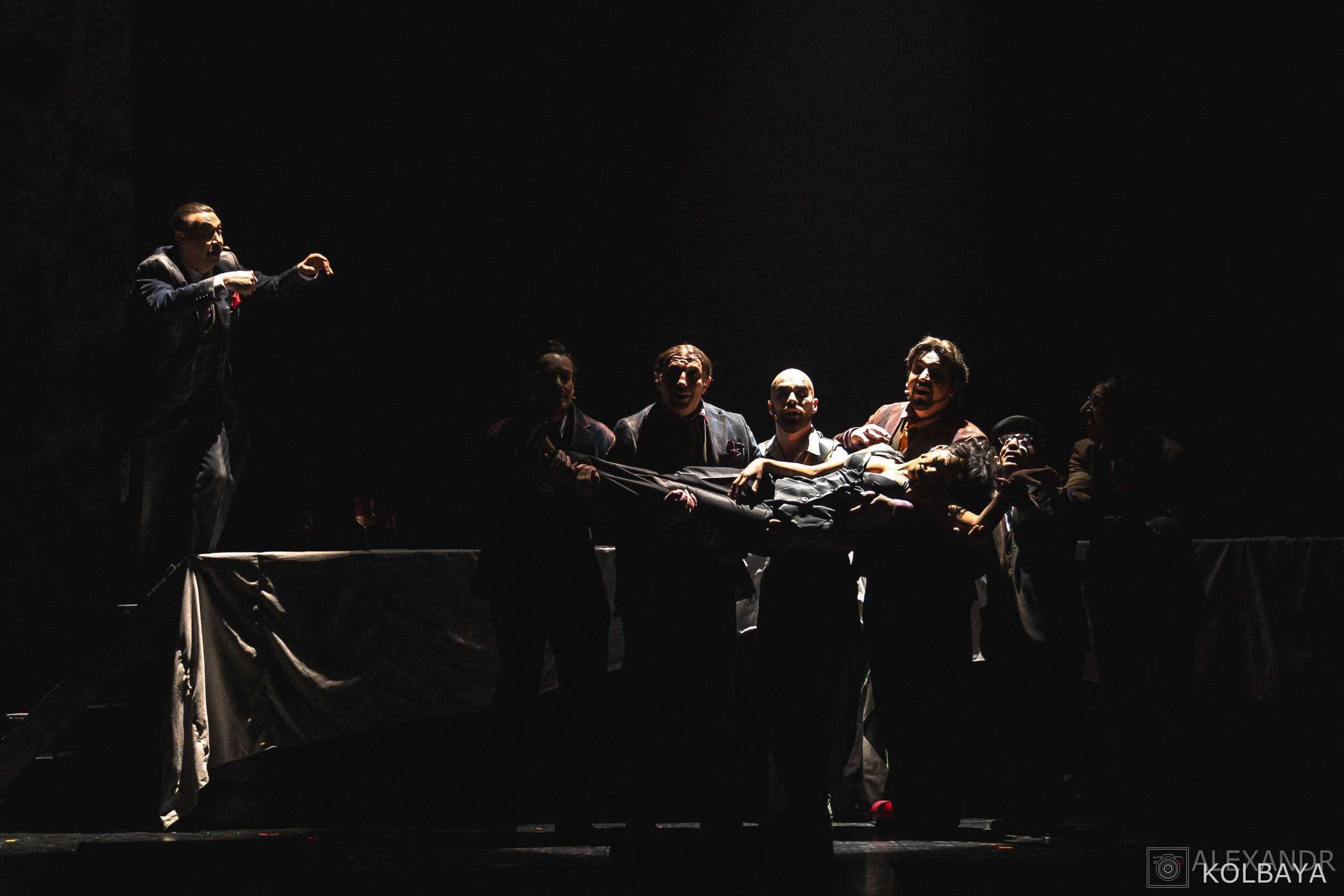 Фотографии со спектакля «Однажды в городе N». Концертный и театральный репортажный фотограф в Москве Александр Колбая