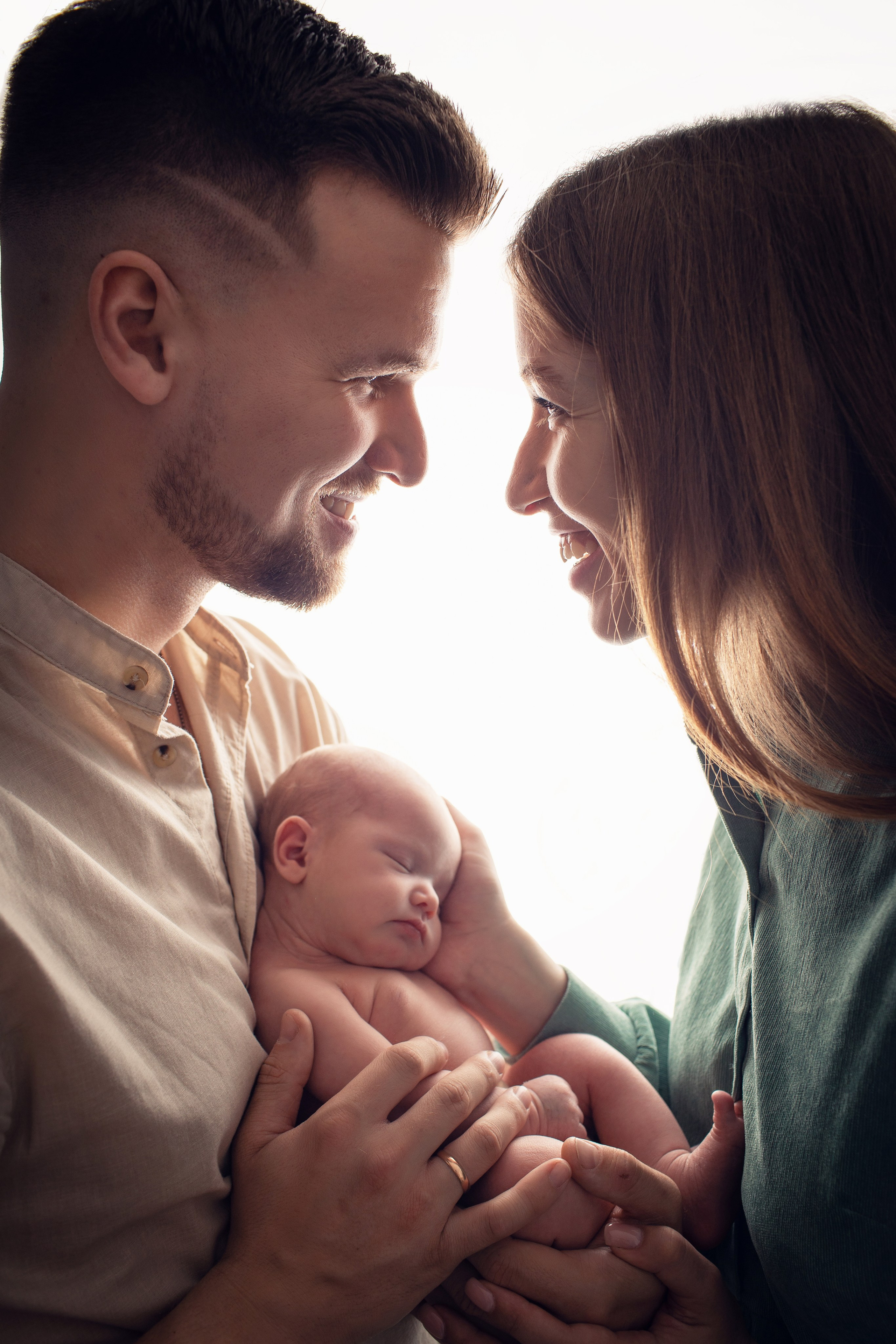 Семейная фотосессия с малышами. Фотостудия для новорожденных и малышей в Твери — На ручки