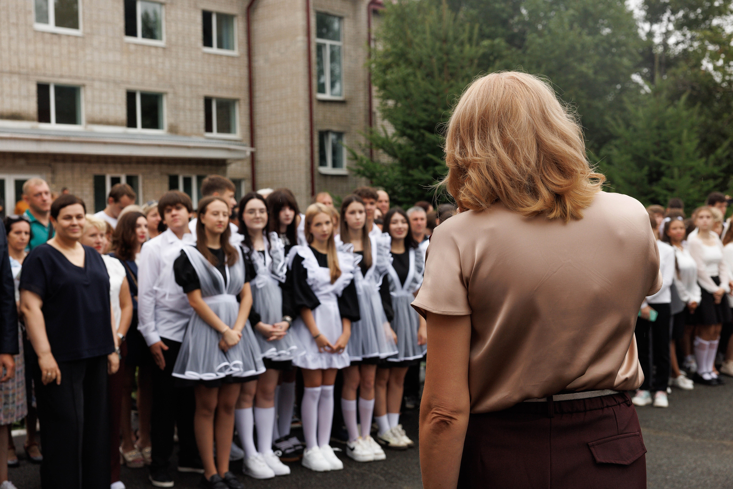 Линейка 11 клас Гимназия Артём. Photoalbum-vl.ru