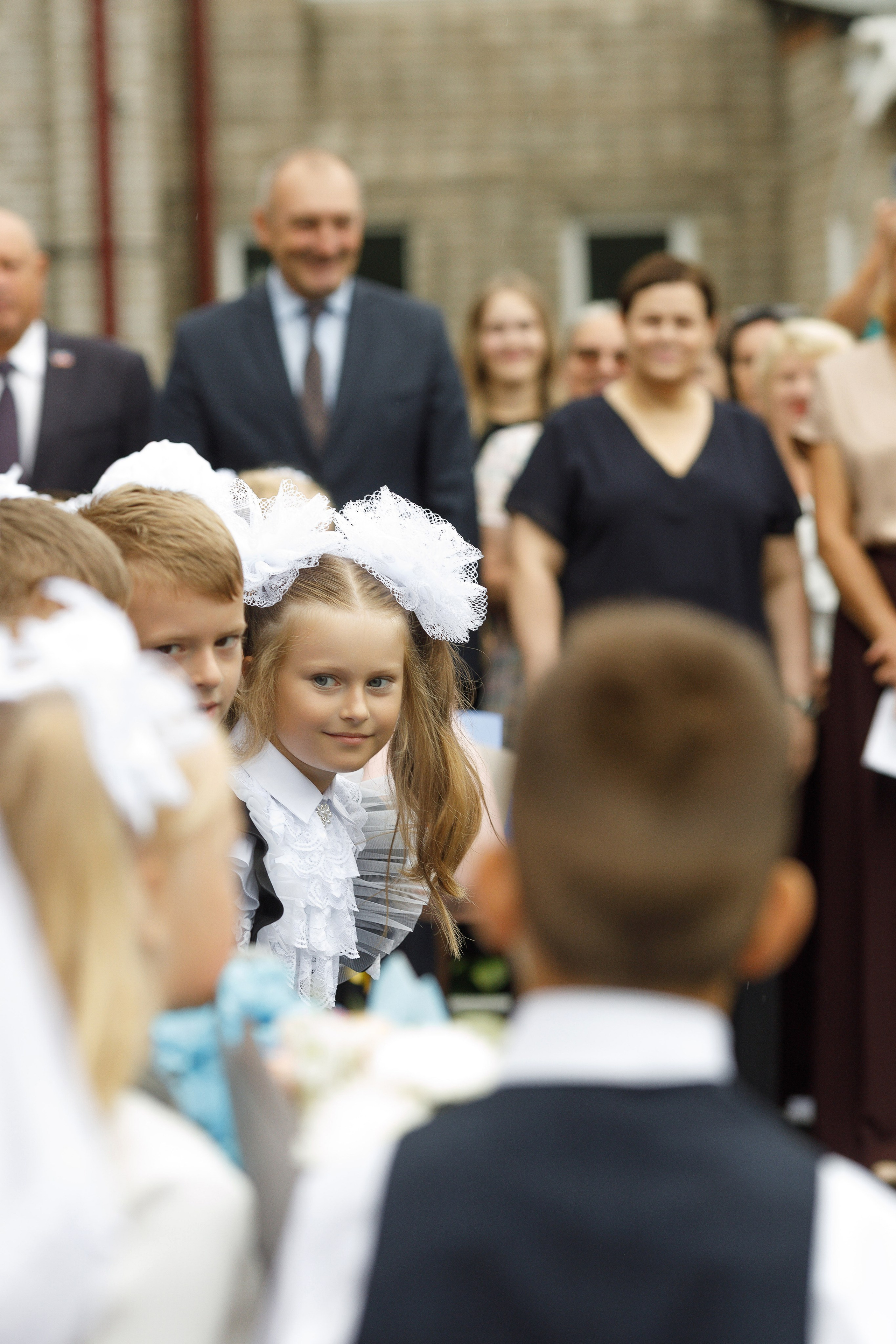 Линейка 11 клас Гимназия Артём. Photoalbum-vl.ru