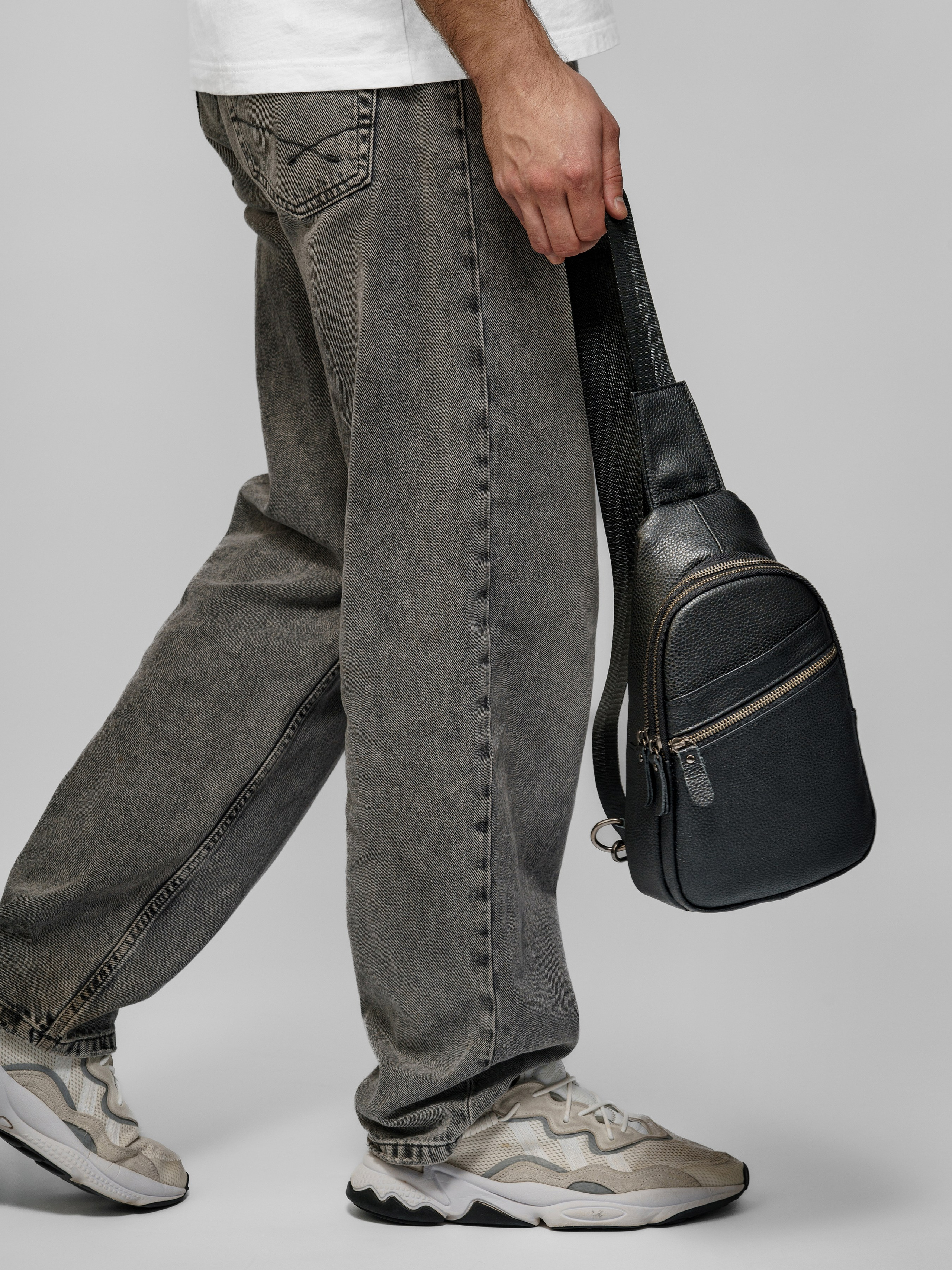 Сумки-бананки, модель Кирилл. KED Production — продакшн из СПб. Создаём фото, видео и контент, который помогает брендам и селлерам продавать больше