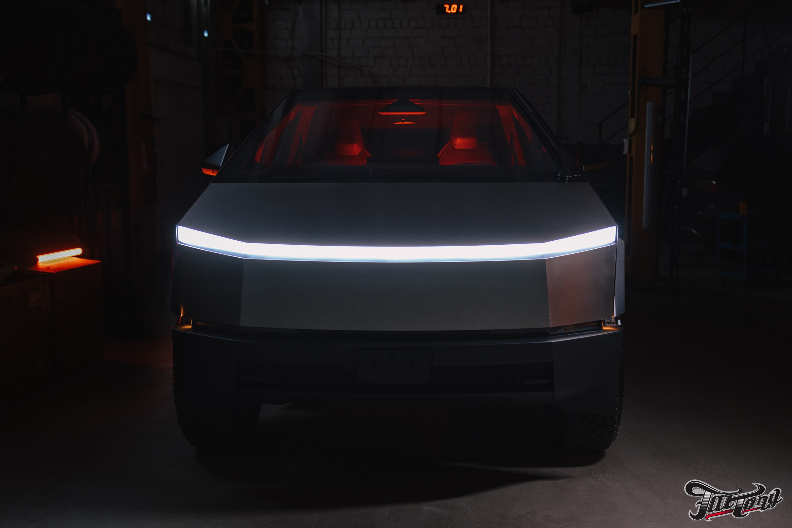 Tesla Cybertruck шиномонтаж в Fattony. DeLorein