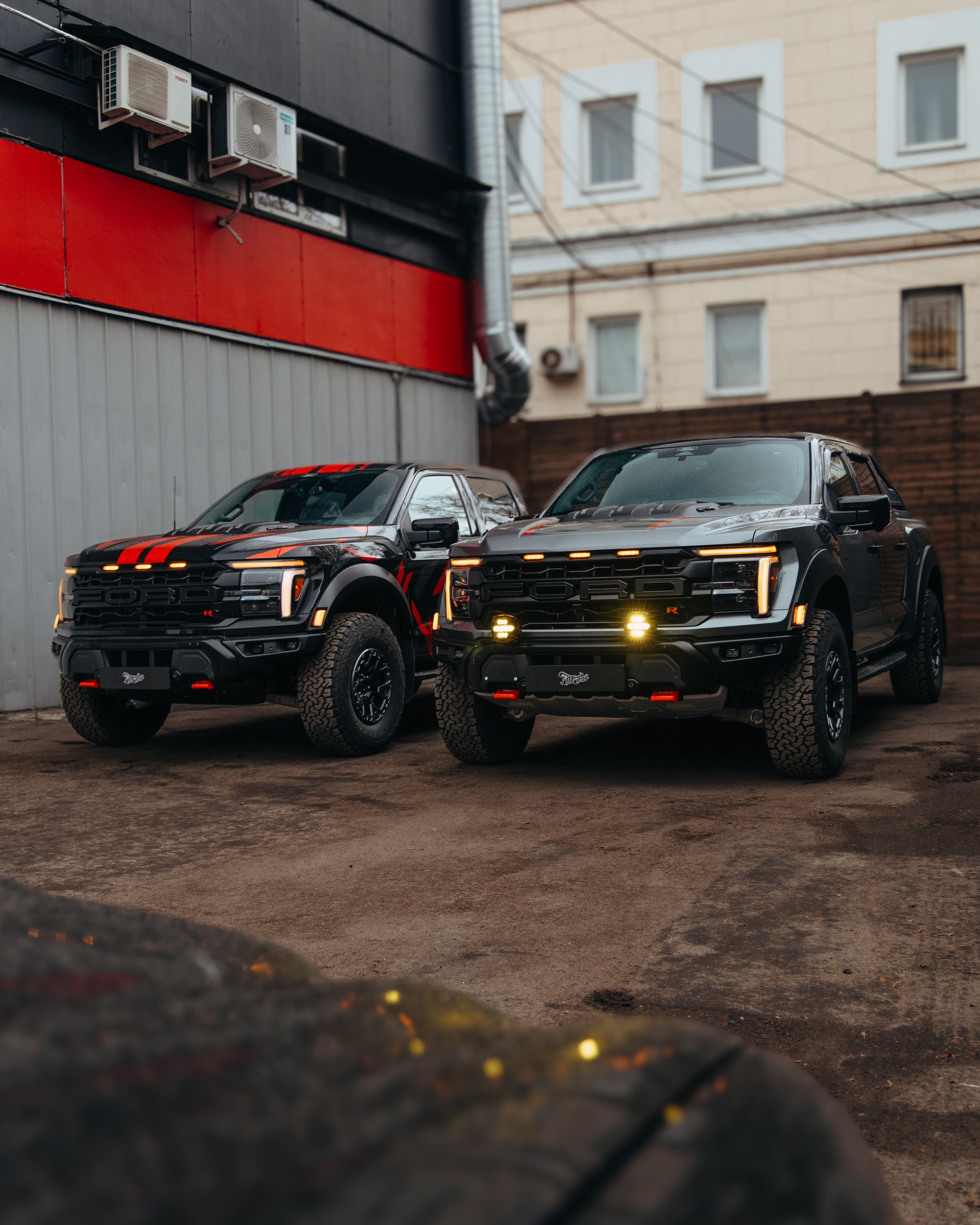 2x Ford Raptor R. DeLorein