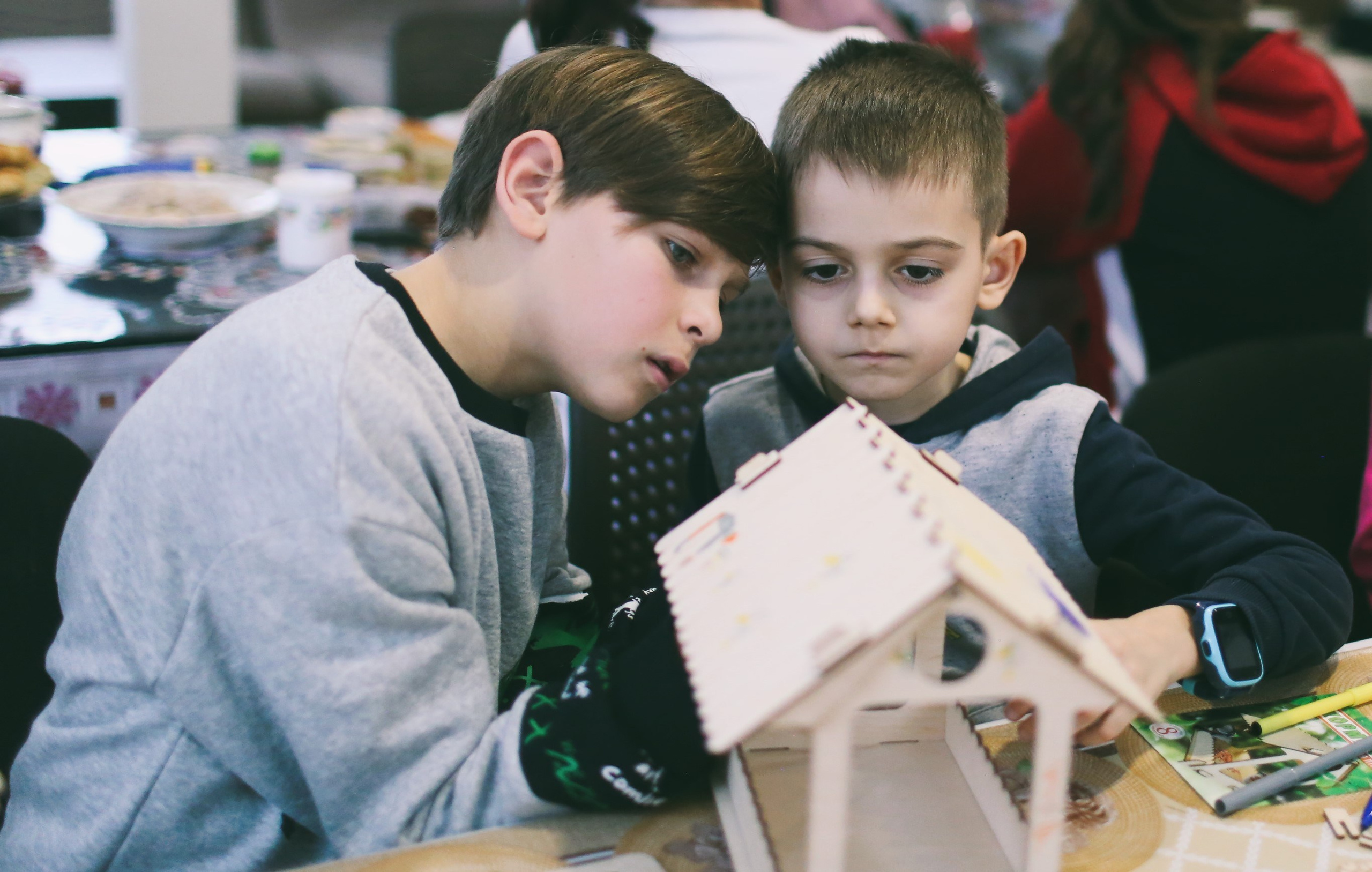 Конструирование кормушек в Воскресной школе. Фотограф Антонина Гудкова