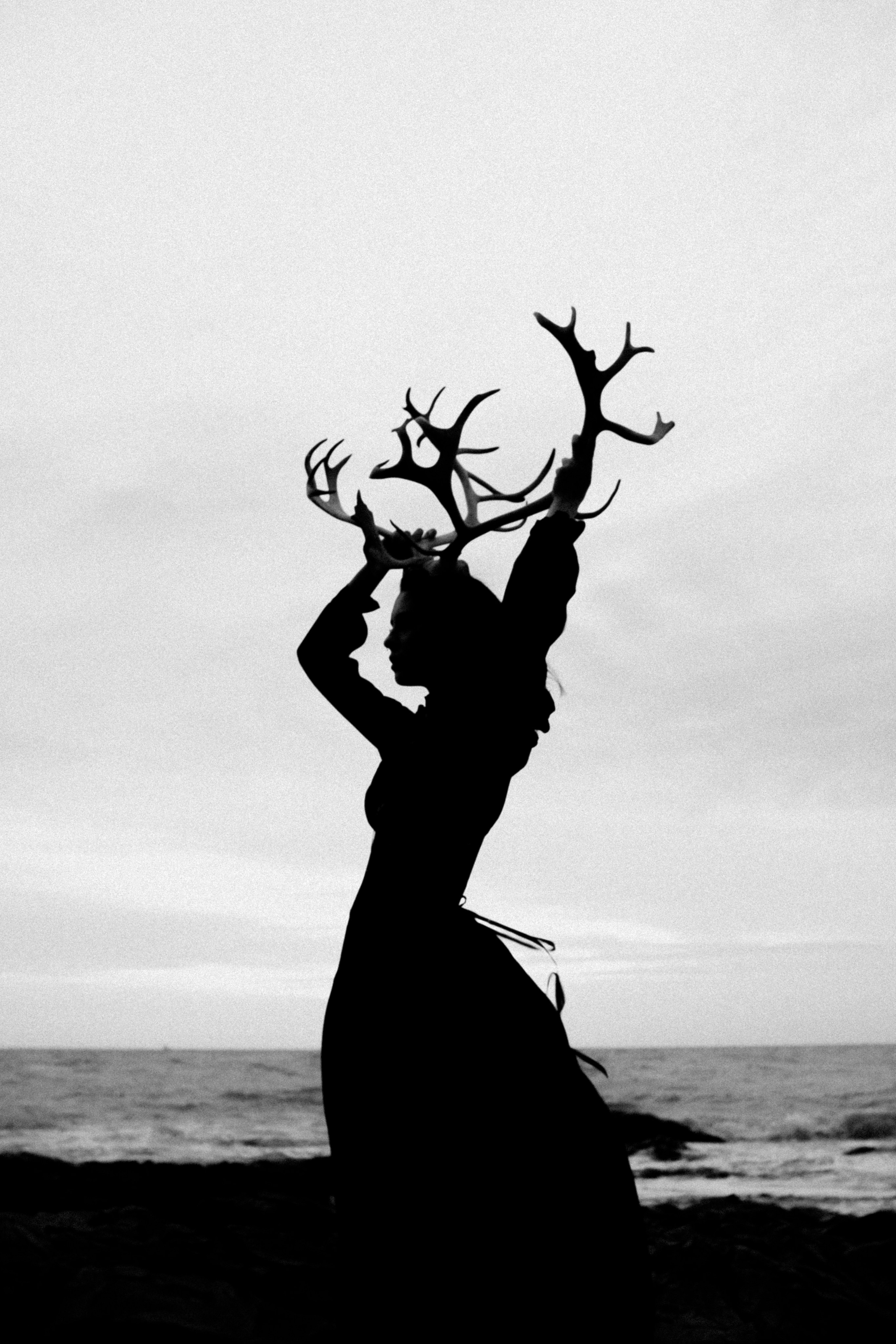 Съёмка у моря с оленьими рогами