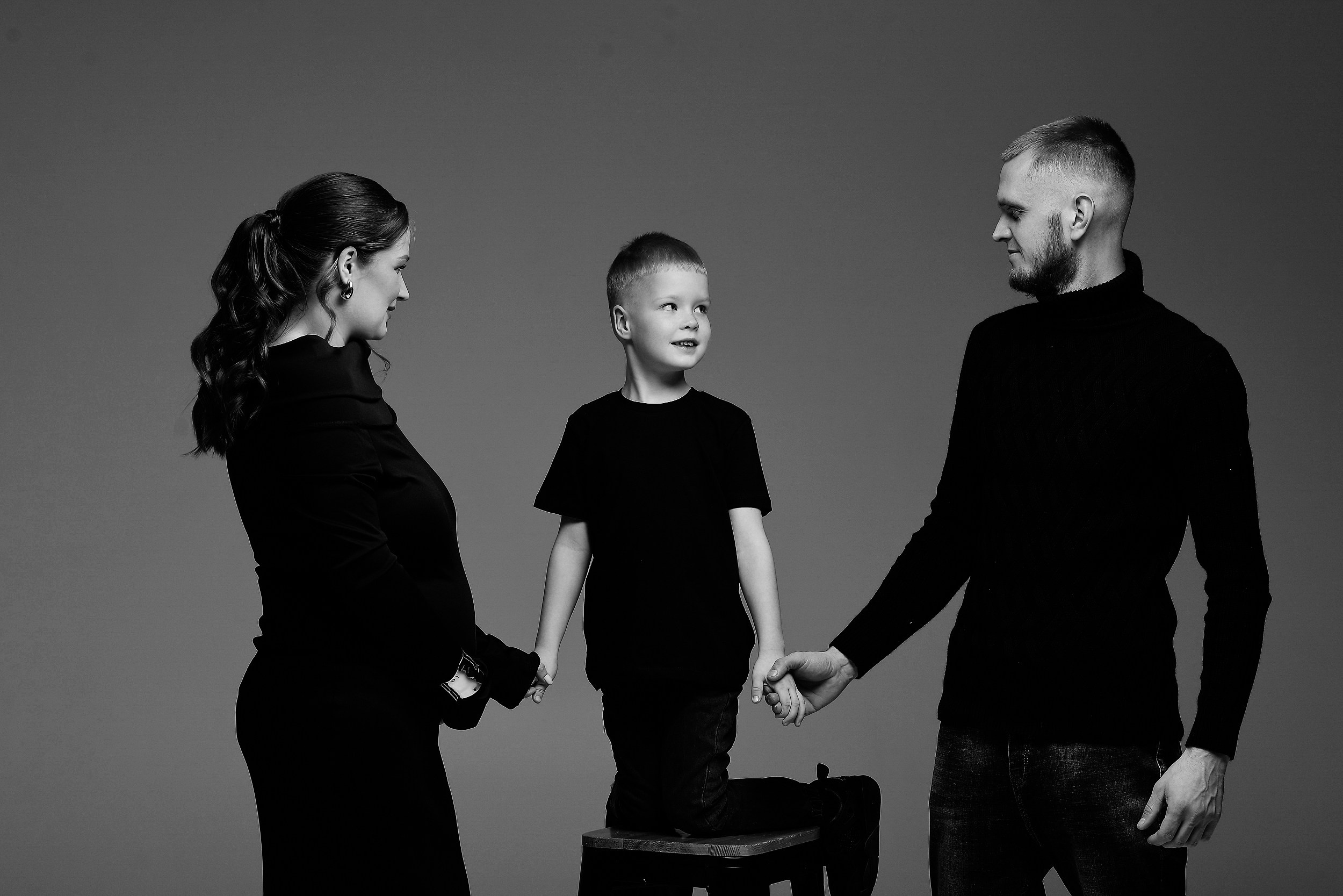 Фотосессия беременности на циклораме. Свадебный и семейный фотограф и видеограф в Екатеринбурге Полянские Тимур и Анастасия