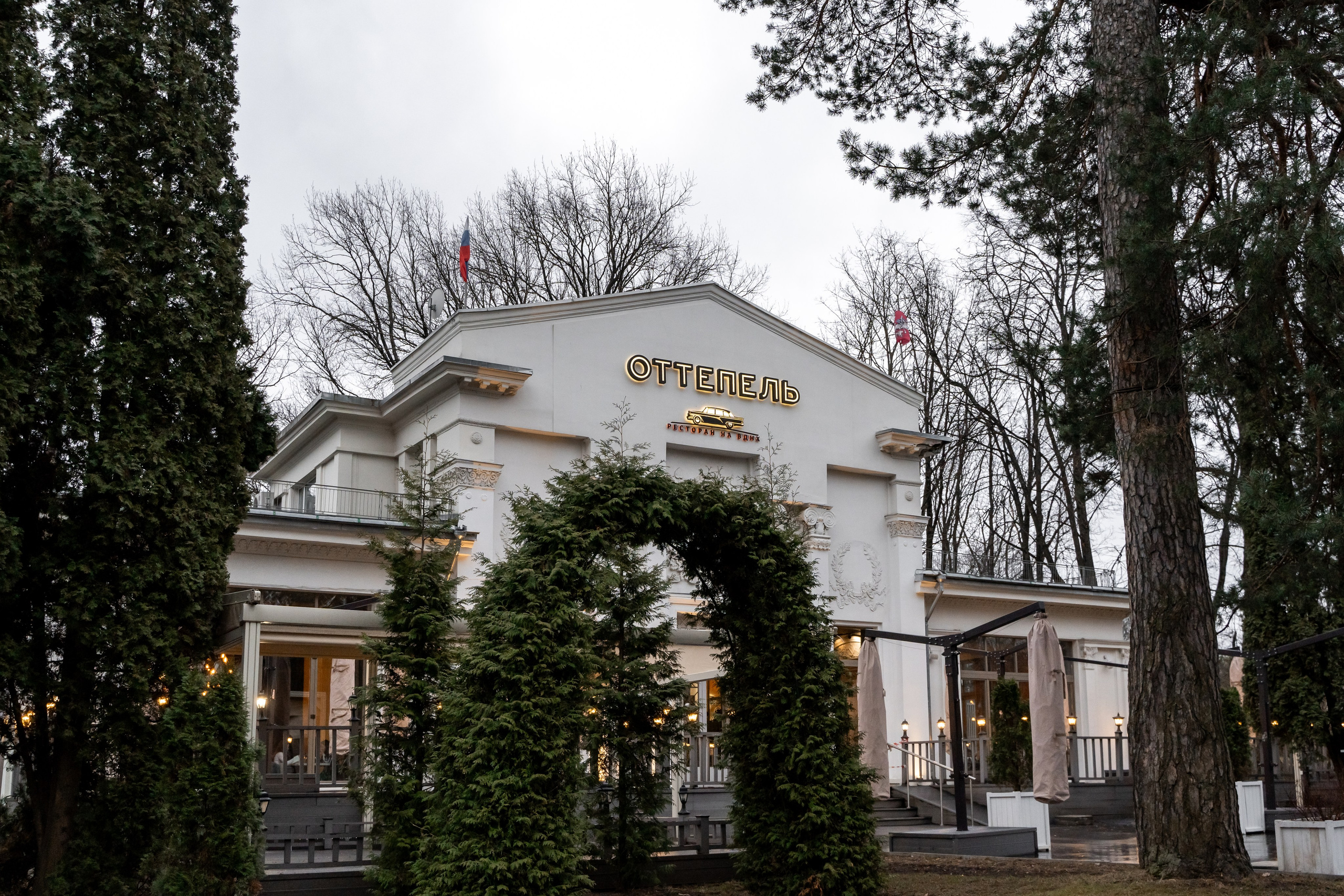 Свадебный фотограф в Москве. Свадебный фотограф Видное, Бутово, Домодедово, Щербинка, Царицыно. Свадебная фотосессия и сборы невесты в отеле Soluxe. Регистрация брака во дворце бракосочетания ВДНХ. Свадьба на ВДНХ. Свадебная фотосессия с ретро автомобилем Чайка. 