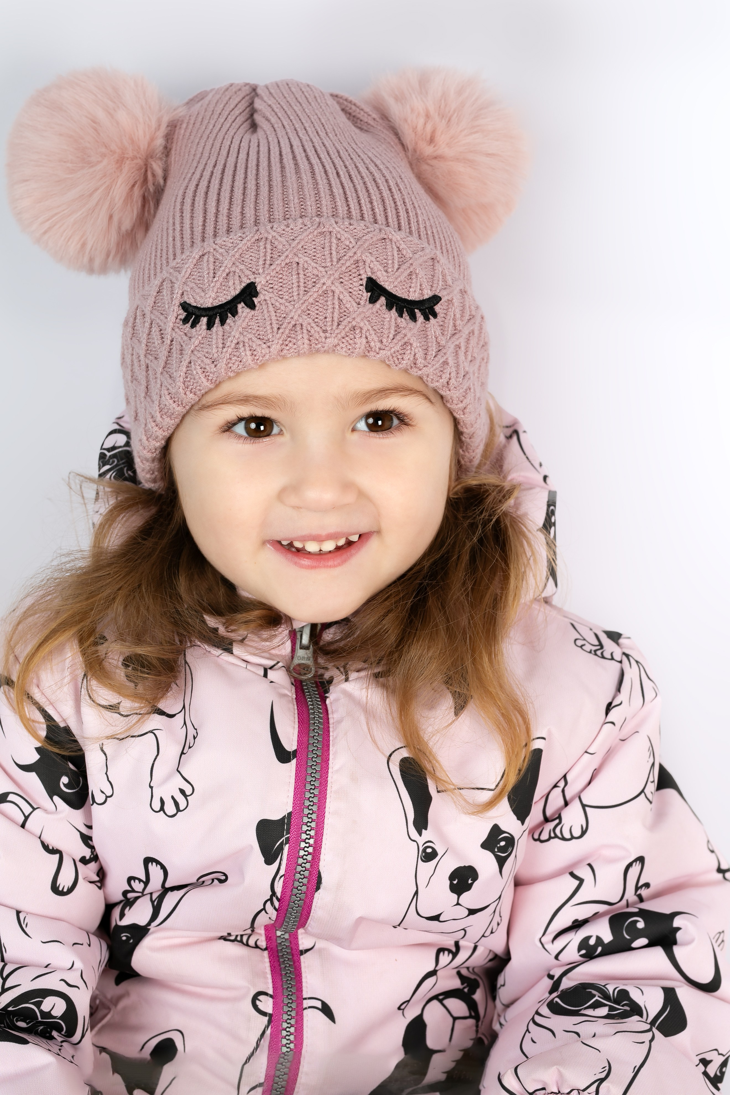 Детская одежда на белом фоне с тенями. Предметная, рекламная фотосъёмка в Орле. Предметный фотограф в Орле