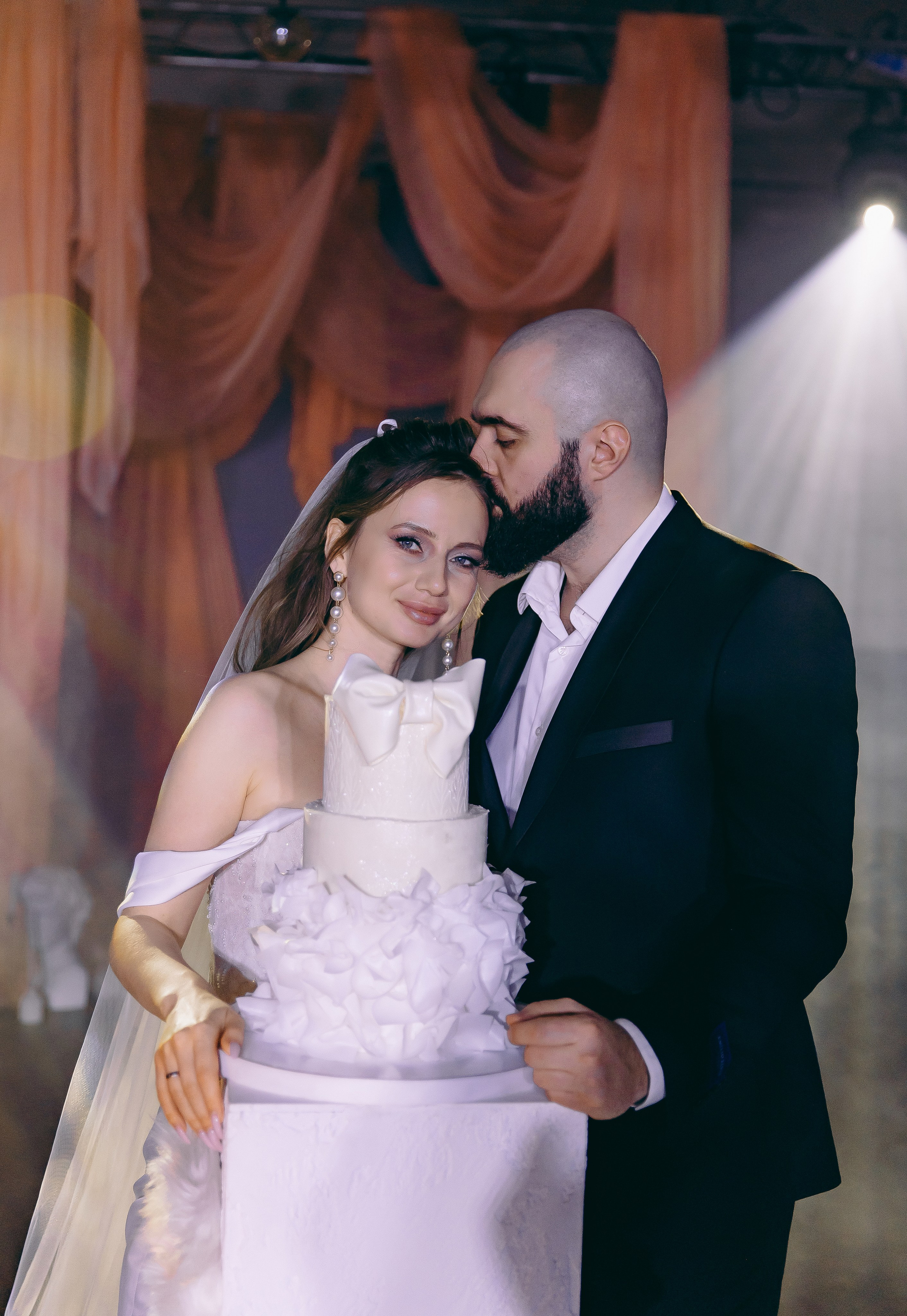 История торта Олеси и Владимира. Свадебный и семейный фотограф в Рязани Саша Крутых