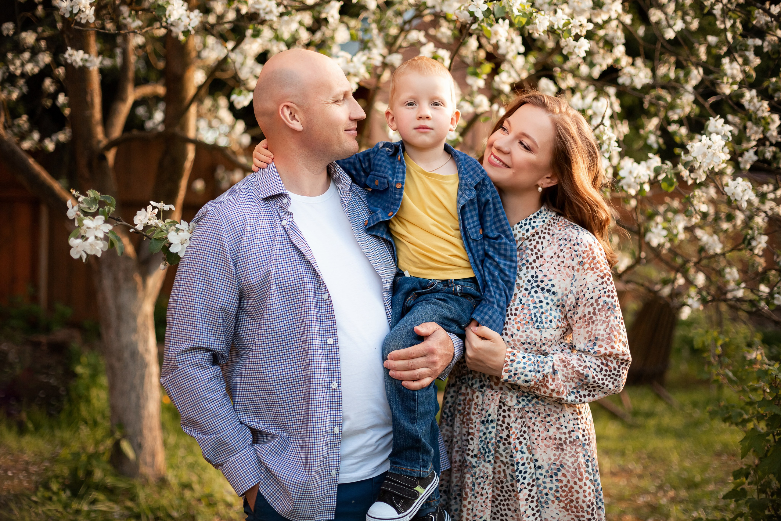 Цветущие яблони. Олеся, Юра и Федя. Семейный и детский фотограф Комина Елена, Власиха, Одинцово