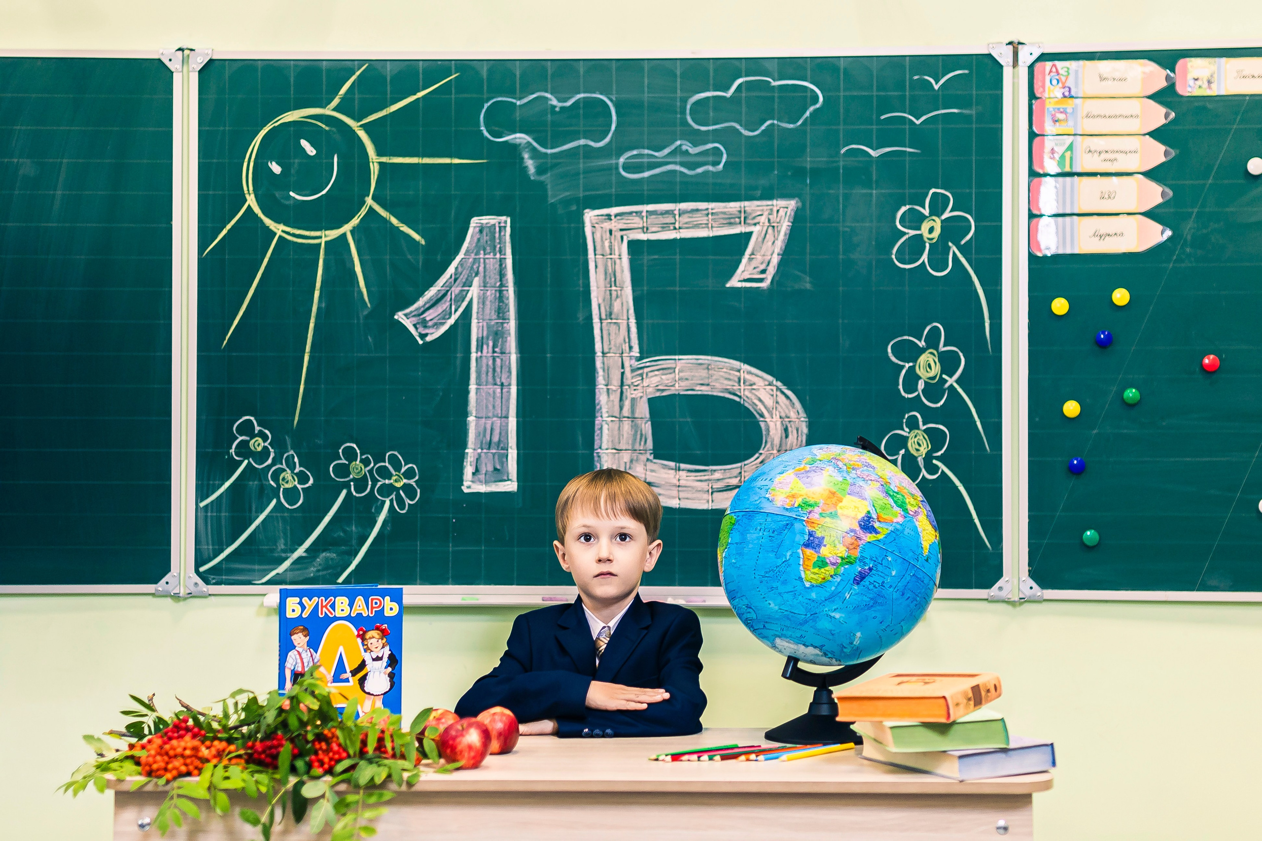 Первоклассник сидит за партой 