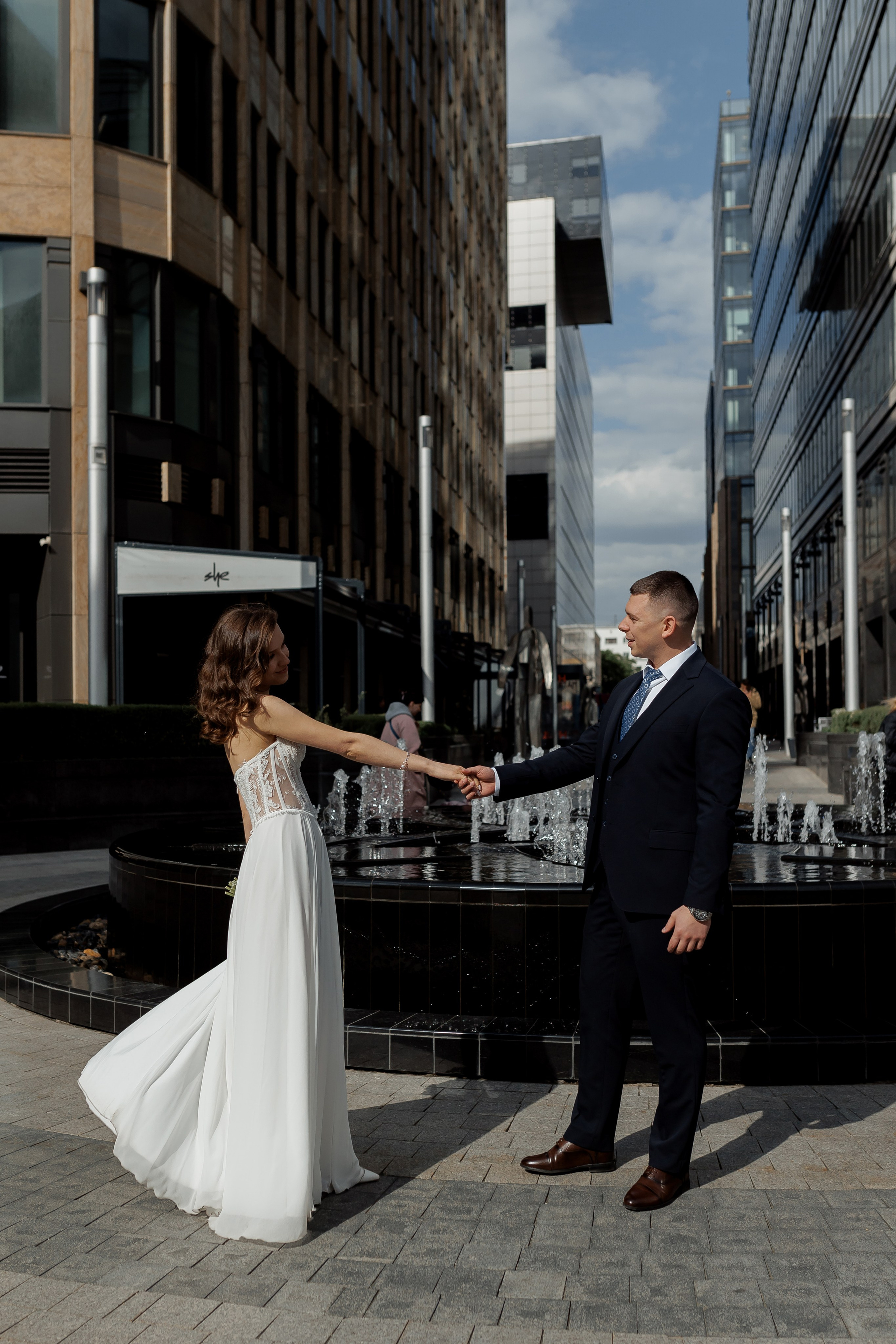 Свадебная прогулка по городу. Свадебный фотограф в Москве Дарья Олендарёва