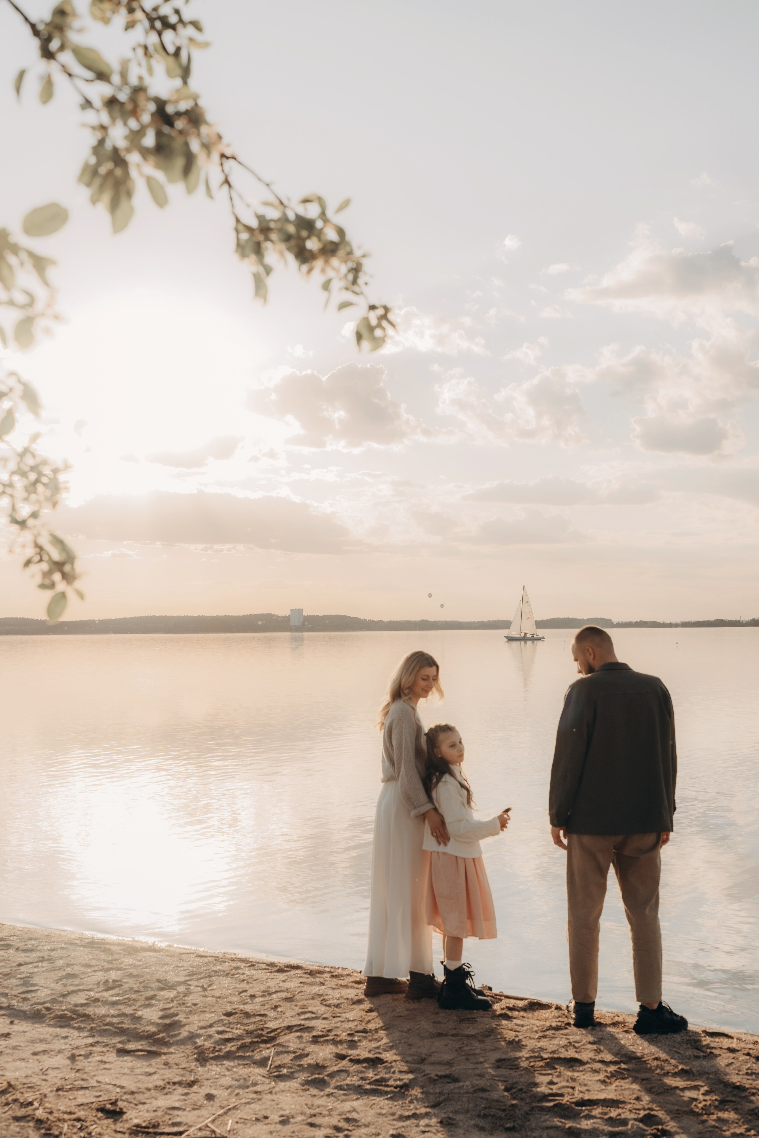 Весеннее тепло семьи на берегу Минского моря. Ваш семейный фотограф в Минске — Вика Трегубова