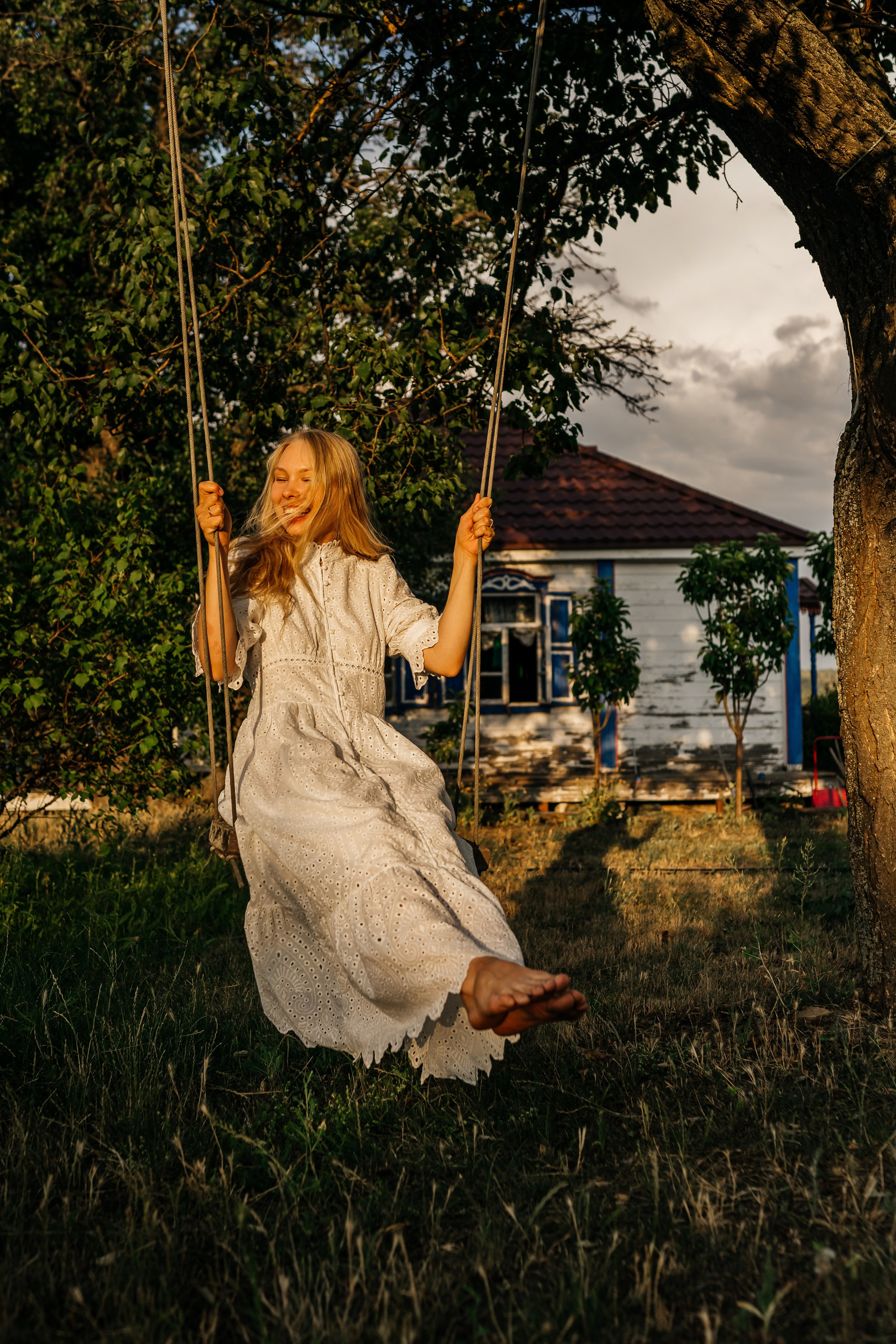 Девушка русская летом в деревне на природе. Фотограф в Каменске-Шахтинском Ольга Сагал
