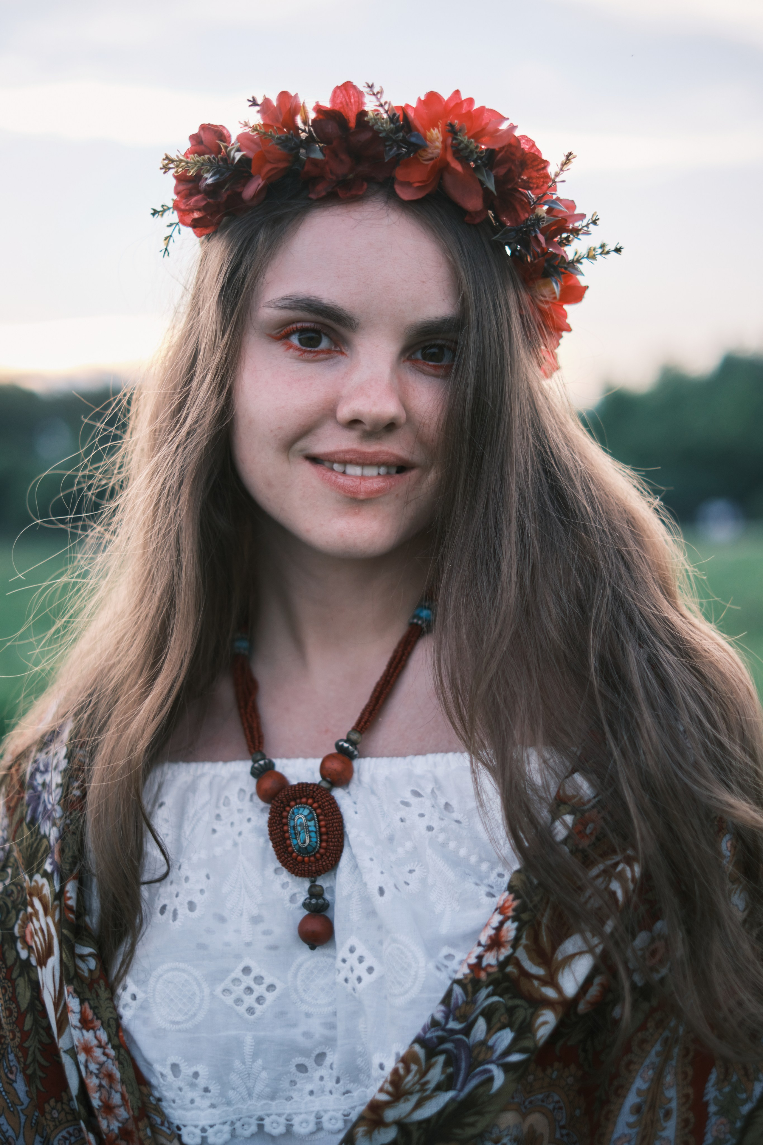 Девушка с платком и веником в русском стиле на поле