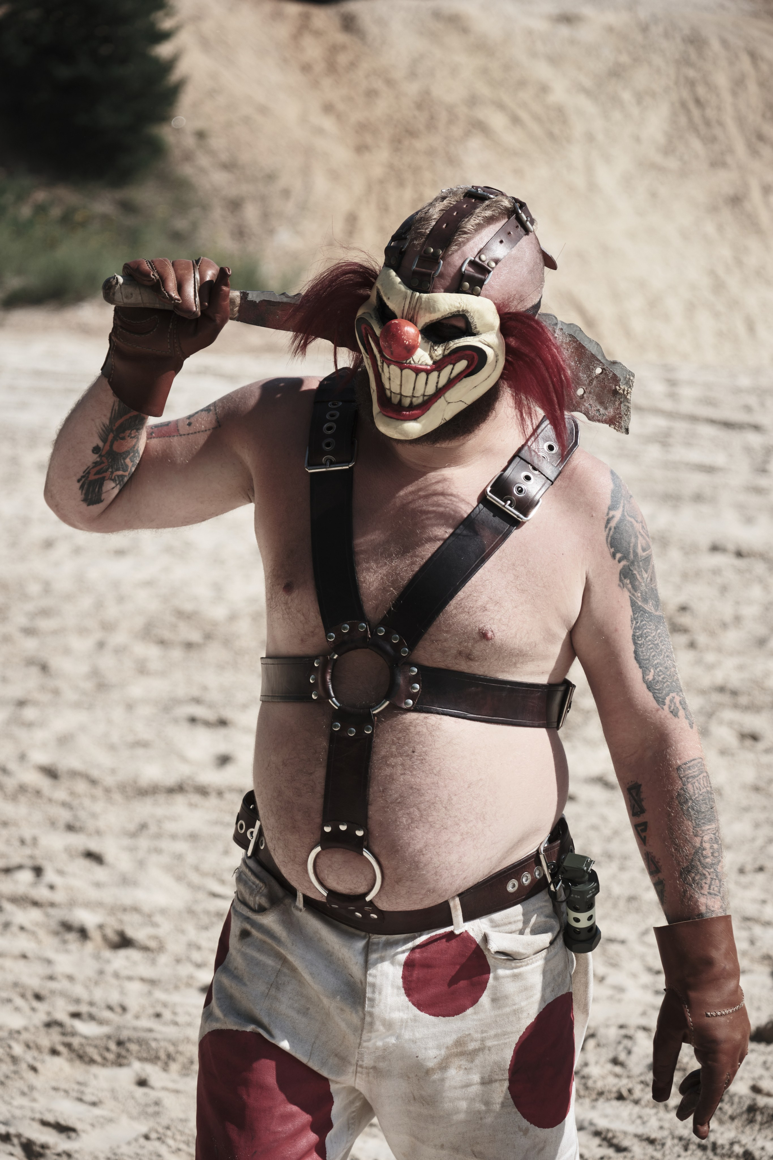 Мужчина в клоунской маске и тесаком в руках