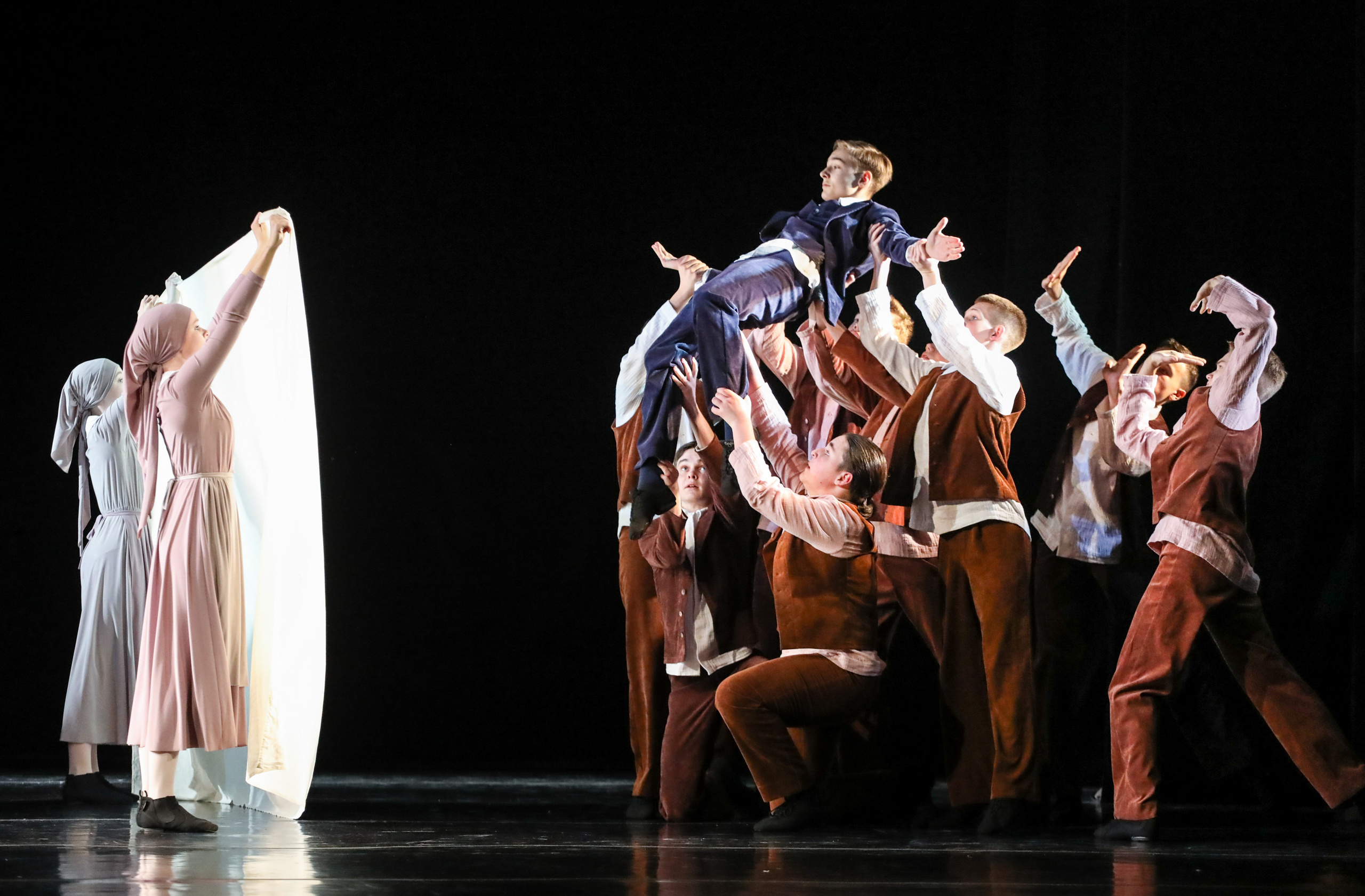 DANCE. Professional reportage photographer in Israel Julia Shaki