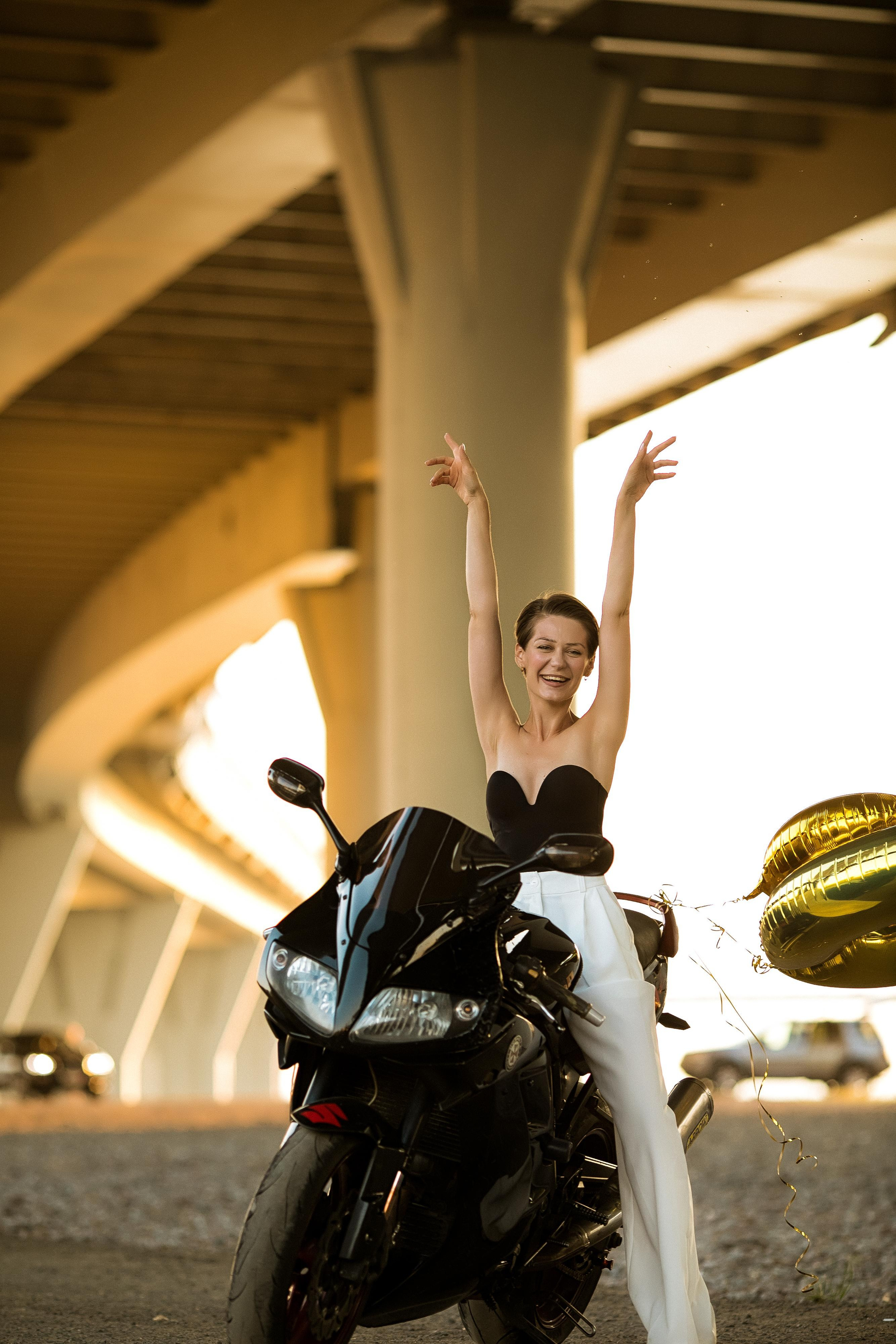 Фотосессия на мотоцикле для девушки. Семейный и свадебный фотограф в Санкт-Петербурге Таша Семёнова